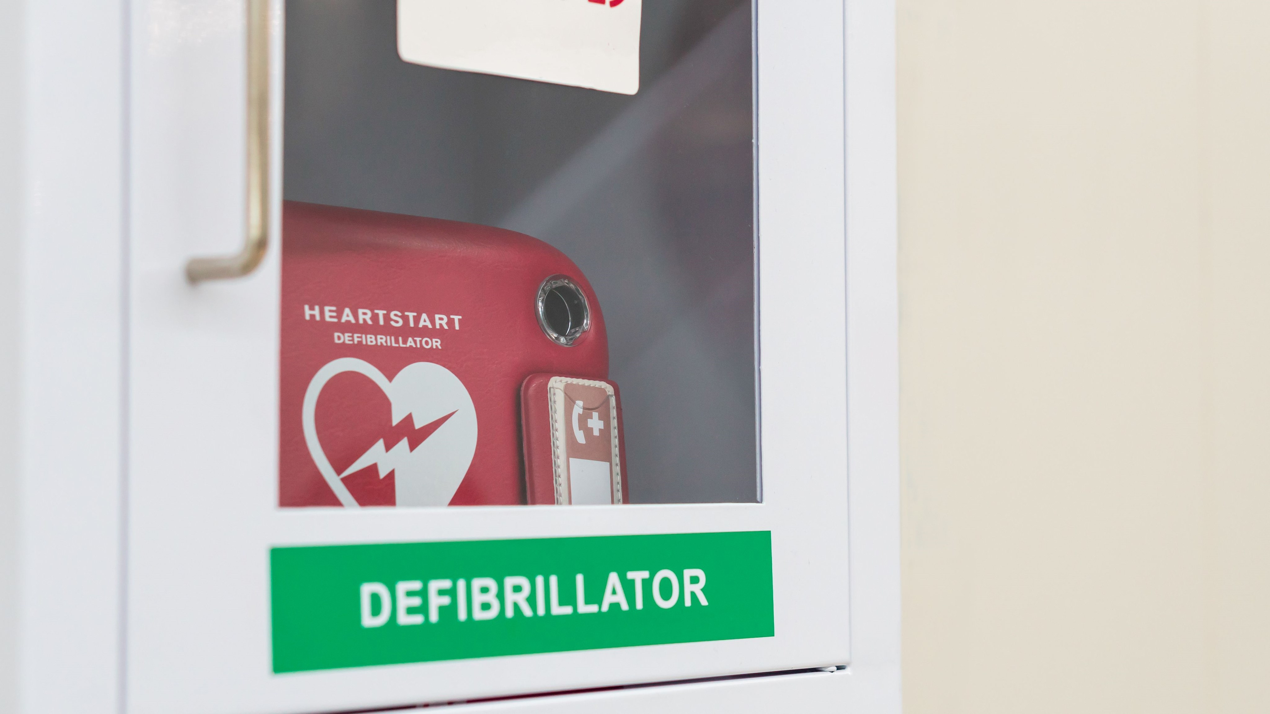 Neue Defibrillatoren in Kulturzentrum und Musikschule