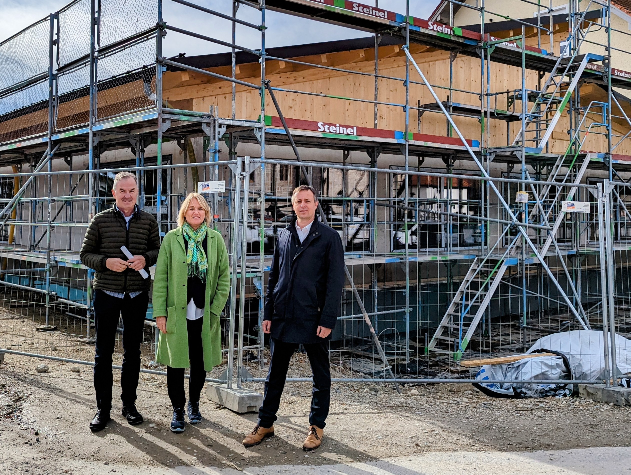 Oberbürgermeister Dr. Christian Hümmer (rechts im Bild) bei der Besichtigung des Sporthallen-Rohbaus zusammen mit Architektin Helga Meinel und dem Leiter des Stadtbauamts Richard Hagenauer im November 2023. „Die Sporthalle ist von besonderer Bedeutung für die Stadt und vor allem für den Ortsteil Kammer, insbesondere für den Grundschulstandort, aber natürlich auch für die Ortsvereine. Jetzt steht der Rohbau und es wird sicht- und spürbar, dass intelligent und nachhaltig geplant wurde. Höchst erfreulich ist auch, dass die Baumaßnahme fast ausschließlich mit Unternehmen aus der Region umgesetzt wird. Wir sind froh, dass direkt im Anschluss an die dringend notwendige Sanierung des Schulhauses nun auch der Sporthallenneubau – nicht zuletzt dank der Fördergelder aus dem Investitionspakt Sportstätten und der Unterstützung durch den Freistaat Bayern – in Kammer möglich wurde.“ (© Carola Westermeier) Leider haben wir keinen Alternativtext zu diesem Bild, aber wir arbeiten daran.