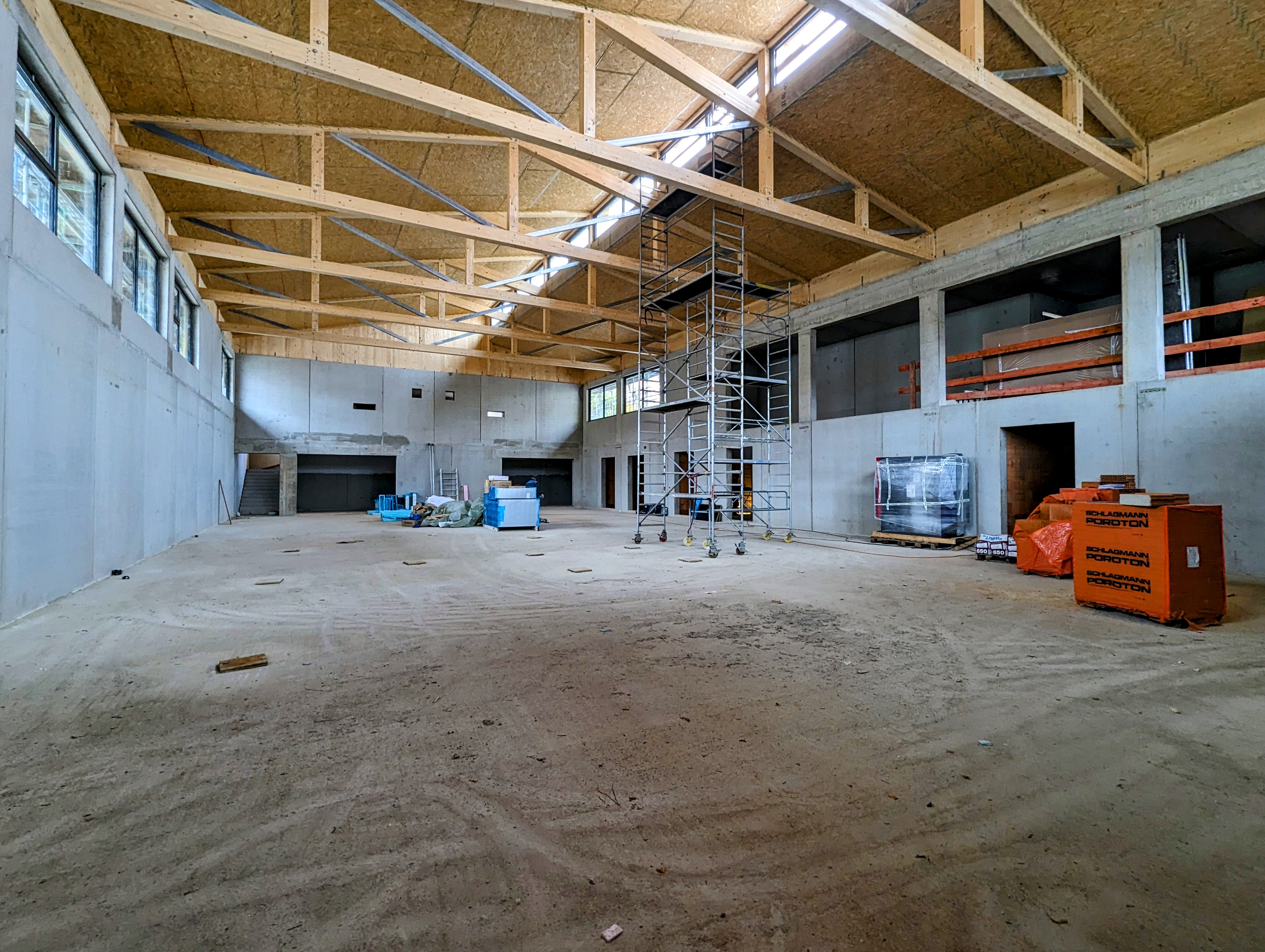 ... präsentiert sich von außen recht unscheinbar. Die Turnhalle ist bis zur Hälfte in die Erde gebaut. (Stand November 2023, Bilder © Carola Westermeier) Leider haben wir keinen Alternativtext zu diesem Bild, aber wir arbeiten daran.
