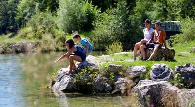 Natur an der Traun inmitten der Stadt Traunstein.jpg