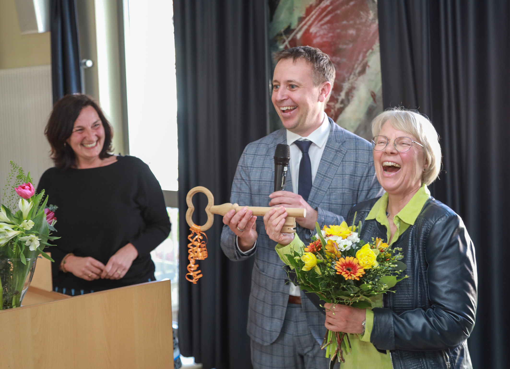 Ulrike Hoernes nimmt Schlüssel und Blumen in Empfang von OB Dr. Hümmer und Sabine Babl.