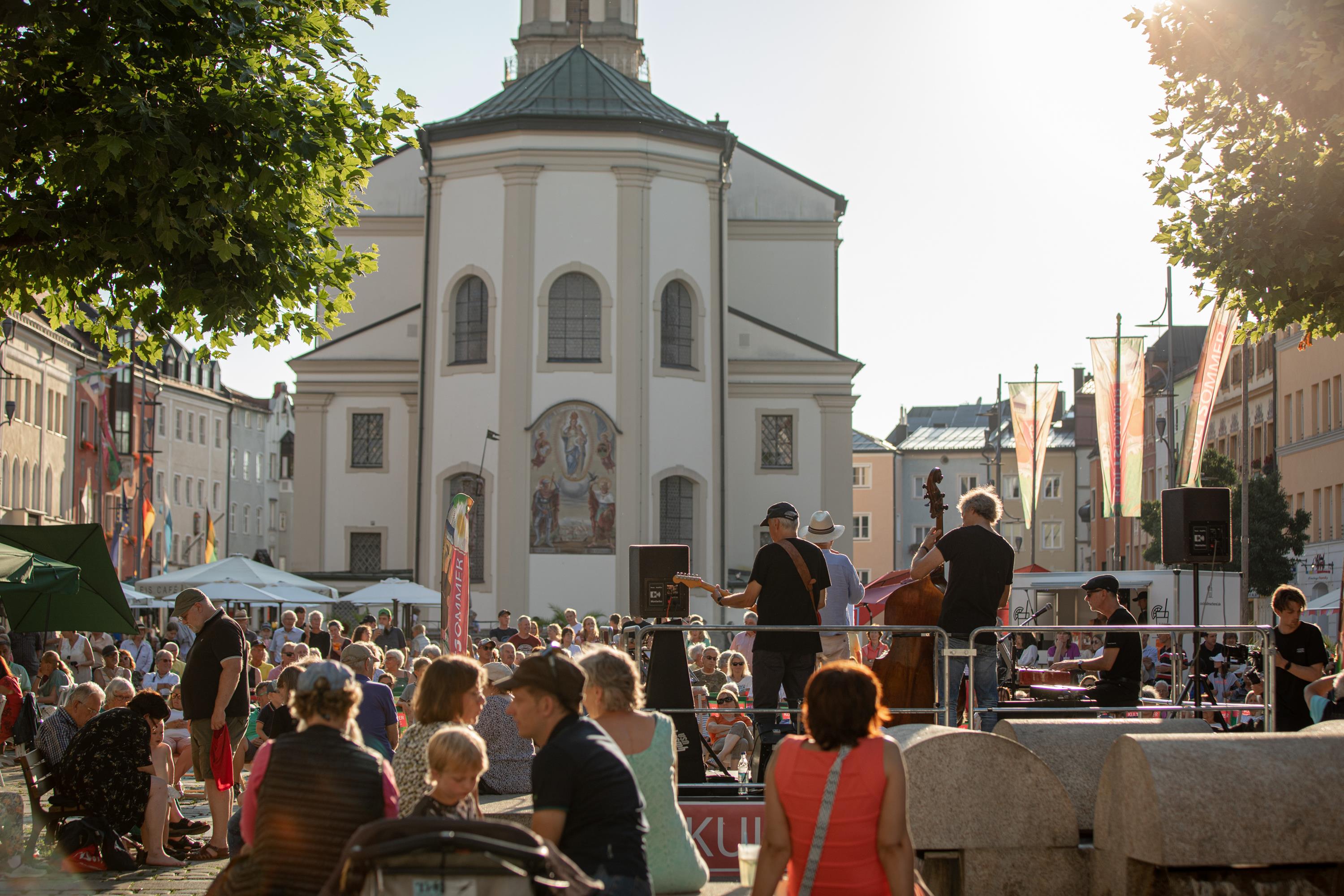 Stadtplatzsperrung Sommer abends KulTSommer 