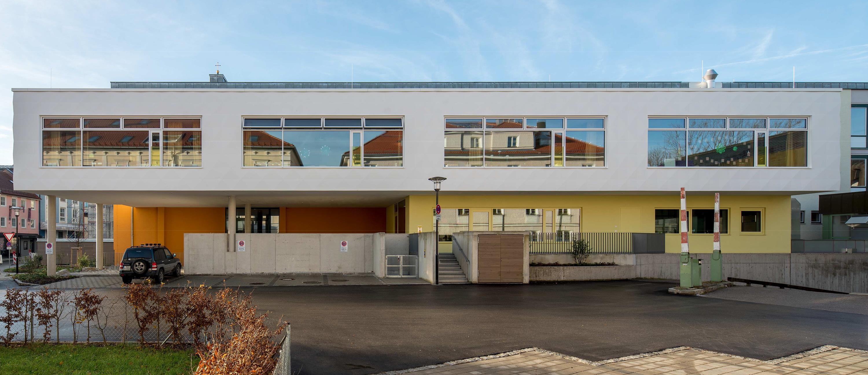 Der Anbau der Grundschule Traunstein wurde im Jahr 2016 errichtet. Jetzt wird er aufgestockt. (Foto: Große Kreisstadt Traunstein) Leider haben wir keinen Alternativtext zu diesem Bild, aber wir arbeiten daran.