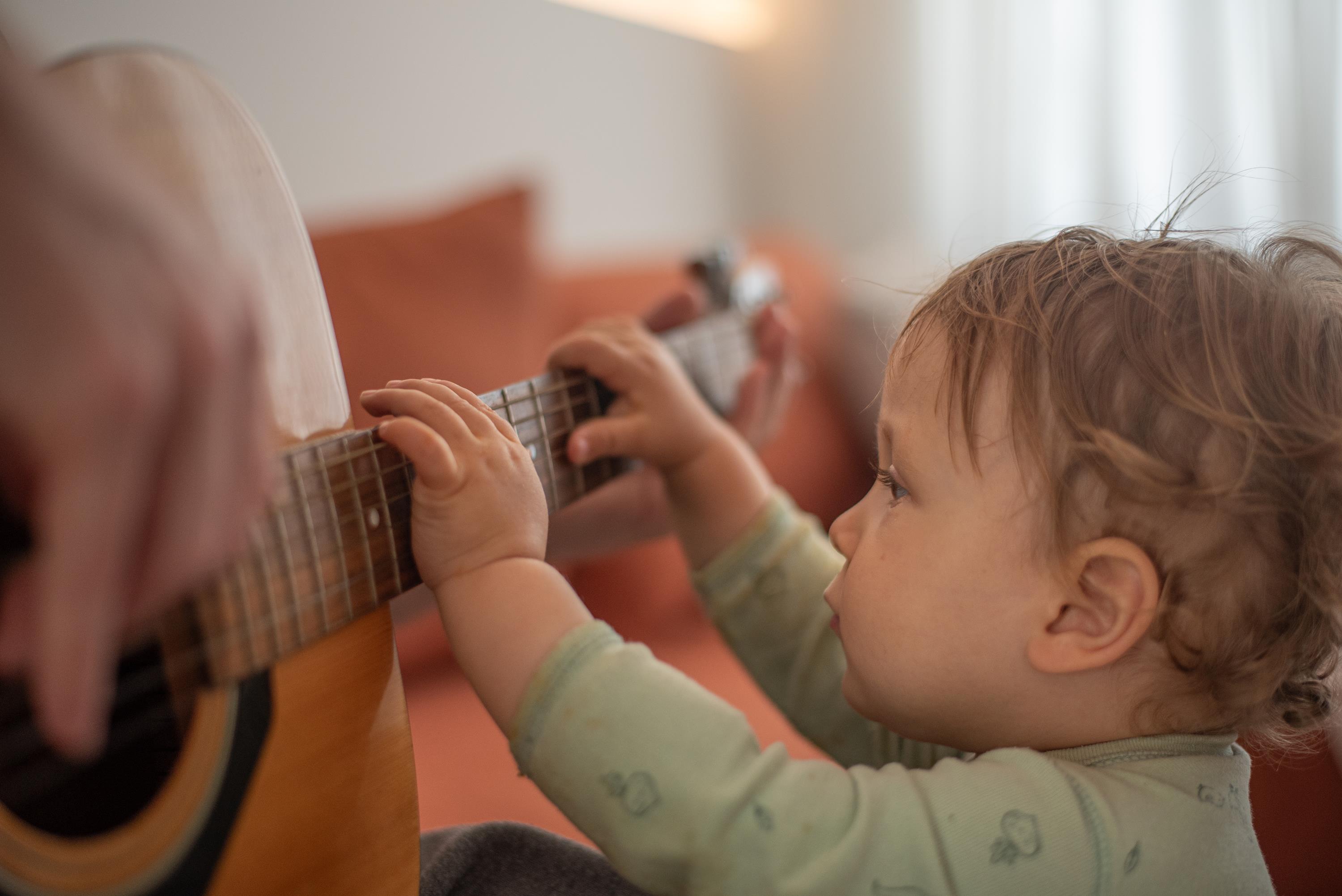 Baby Gitarre Istock Marcela Vieira