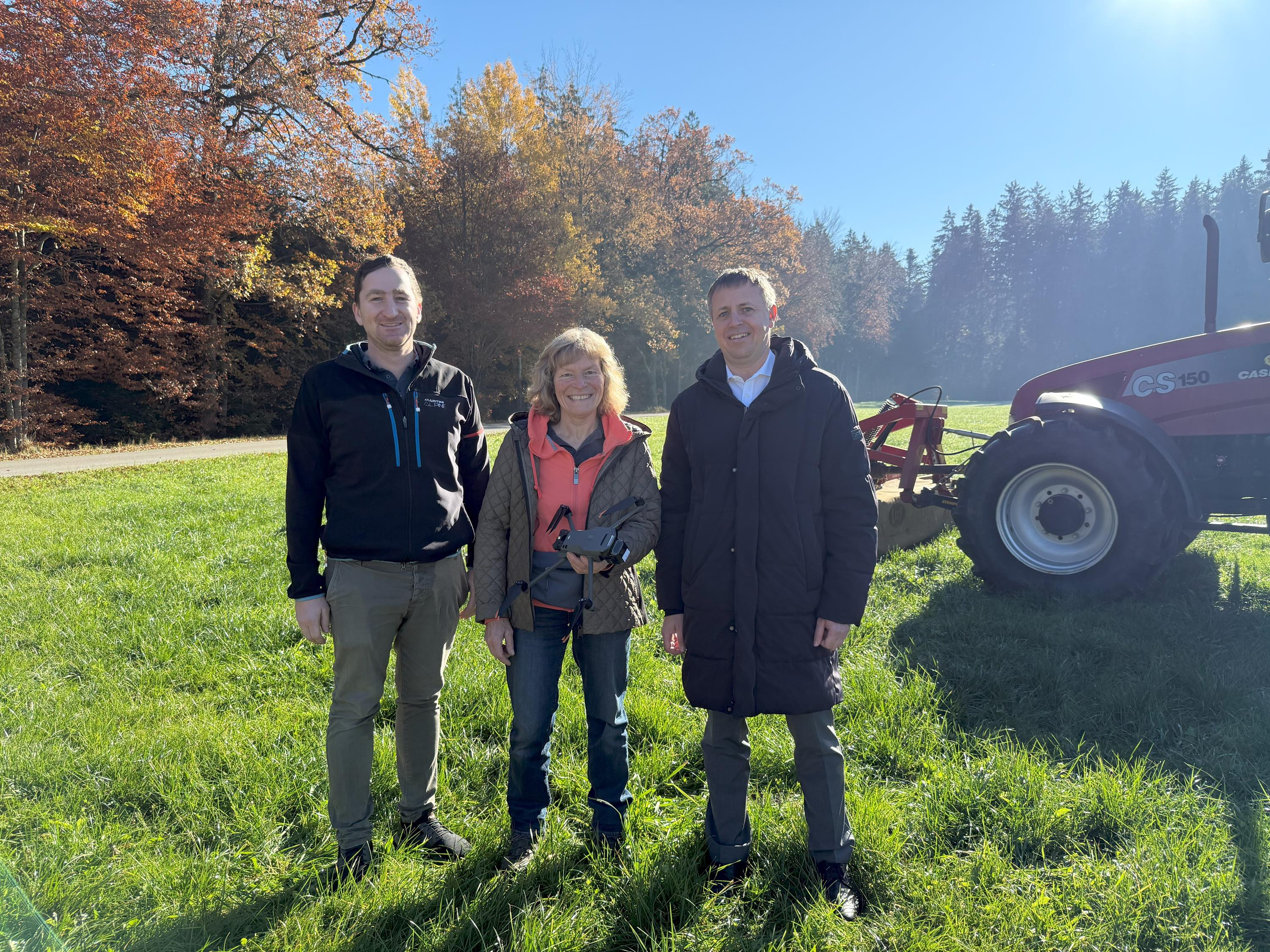 Freude über die neue Drohne für die Rehkitzrettung in Traunstein (von links): Landwirt und Stadtrat Andreas Kaiser, Hedi Mittermaier vom Verein Rehkitzrettung Traunstein e.V. und Oberbürgermeister Dr. Christian Hümmer.
