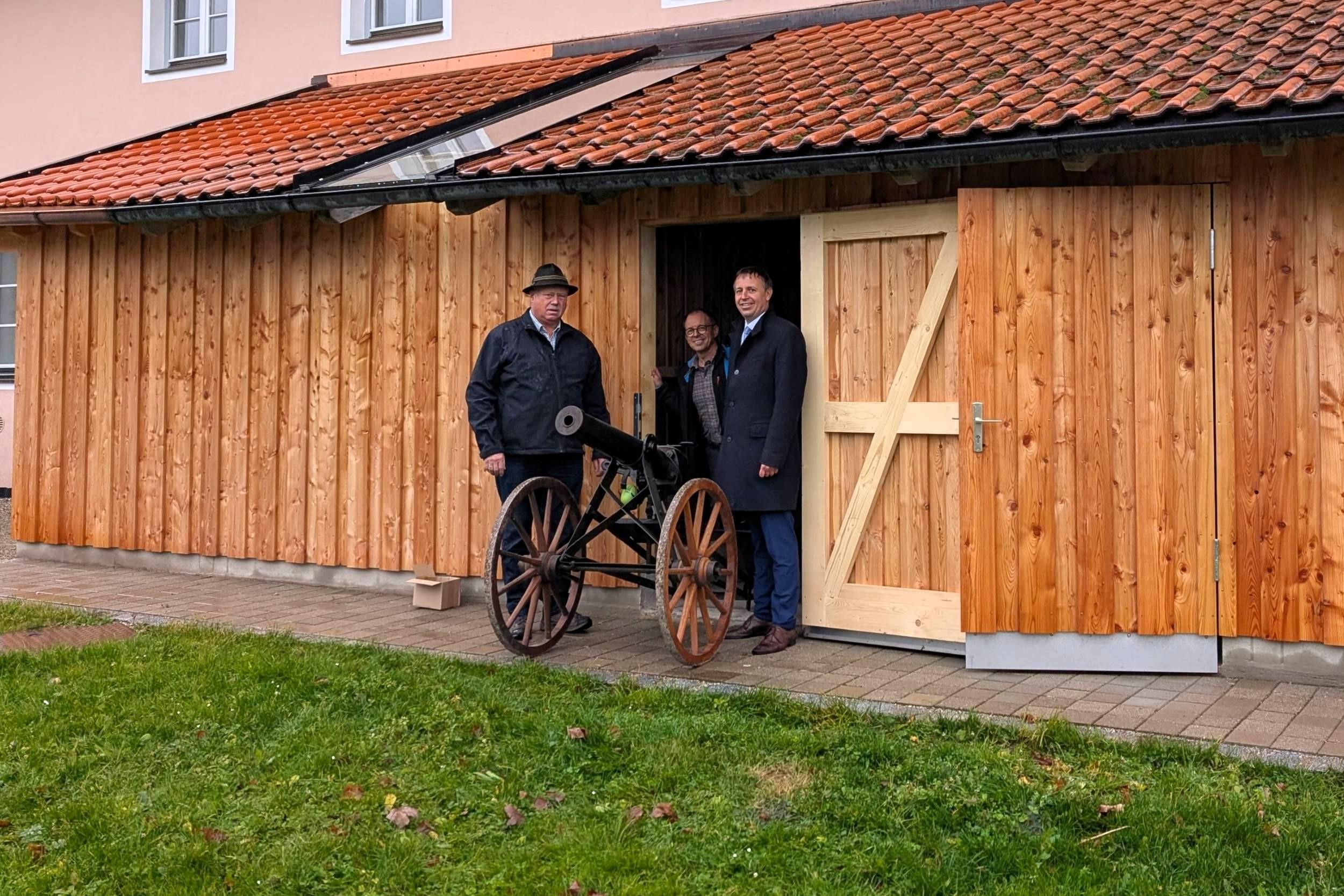 Die Kammerer Salut-Kanone hat eine neue Heimat im Pfarrheim gefunden. Die Stadt, die Pfarrgemeinde und die Krieger- und Soldatenkameradschaft haben an einem Strang gezogen und eine gute Lösung geschaffen. Bei einem Vororttermin haben Kriegervorstand Robert Maier, „Kirchenverwaltungschef“ Alois Gartner und Traunsteins Oberbürgermeister Dr. Christian Hümmer (von links nach rechts) den Raum „offiziell“ seiner Bestimmung übergeben.