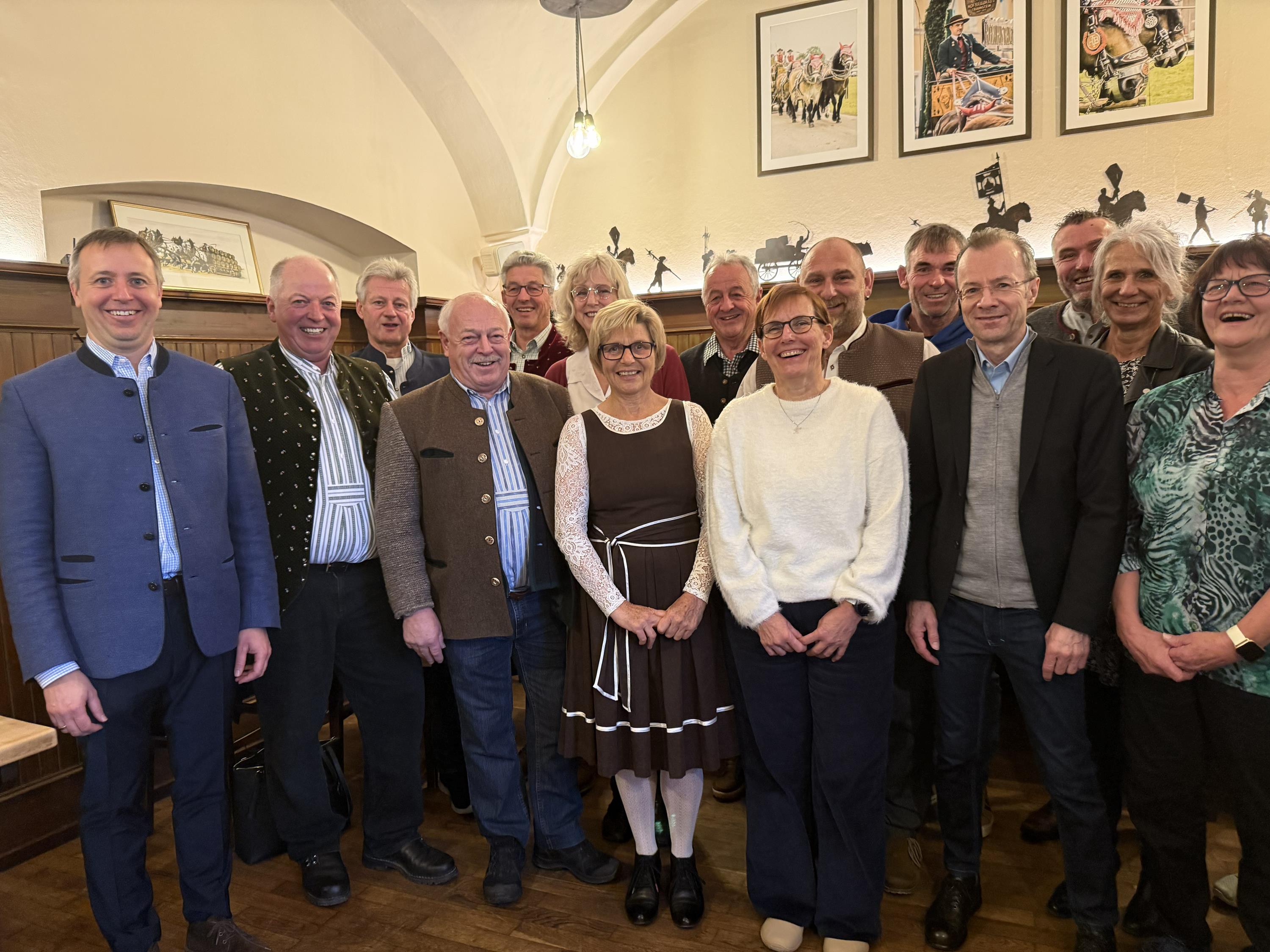 Oberbürgermeister Dr. Christian Hümmer (links) ehrt die Rentner und Dienstjubilare des Jahres der Stadt Traunstein. Foto: Stadt Traunstein