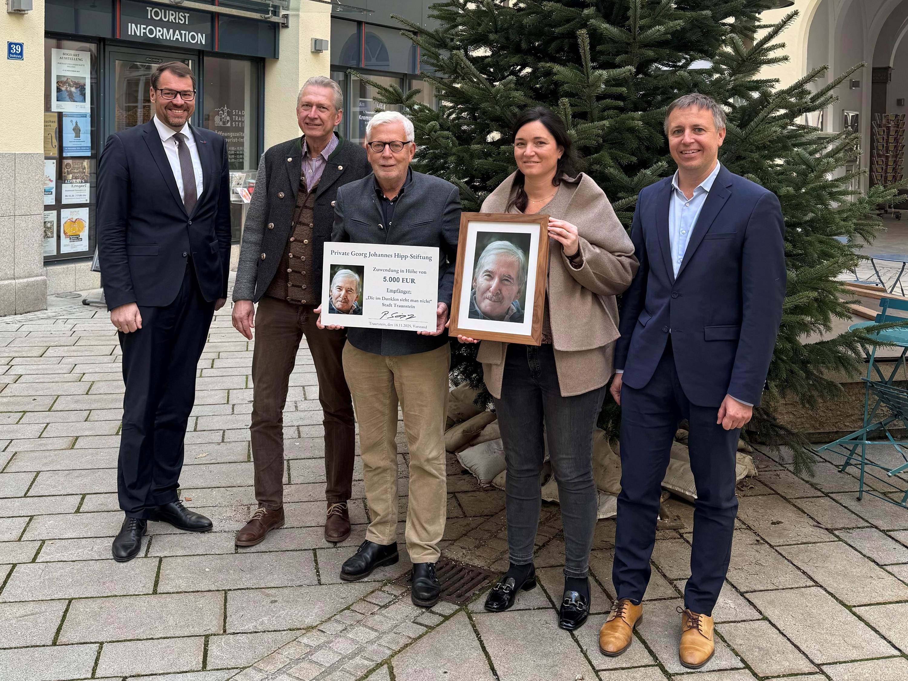 5000 Euro spendet die private Georg-Johannes-Hipp-Stiftung an „... die im Dunkeln sieht man nicht“ (von links): Fachbereichsleiter Micha Thomas, Christian Kleinert, Vorstand Peter Schimpf, Schirmherrin Veronika Hümmer und Oberbürgermeister Dr. Christian Hümmer.