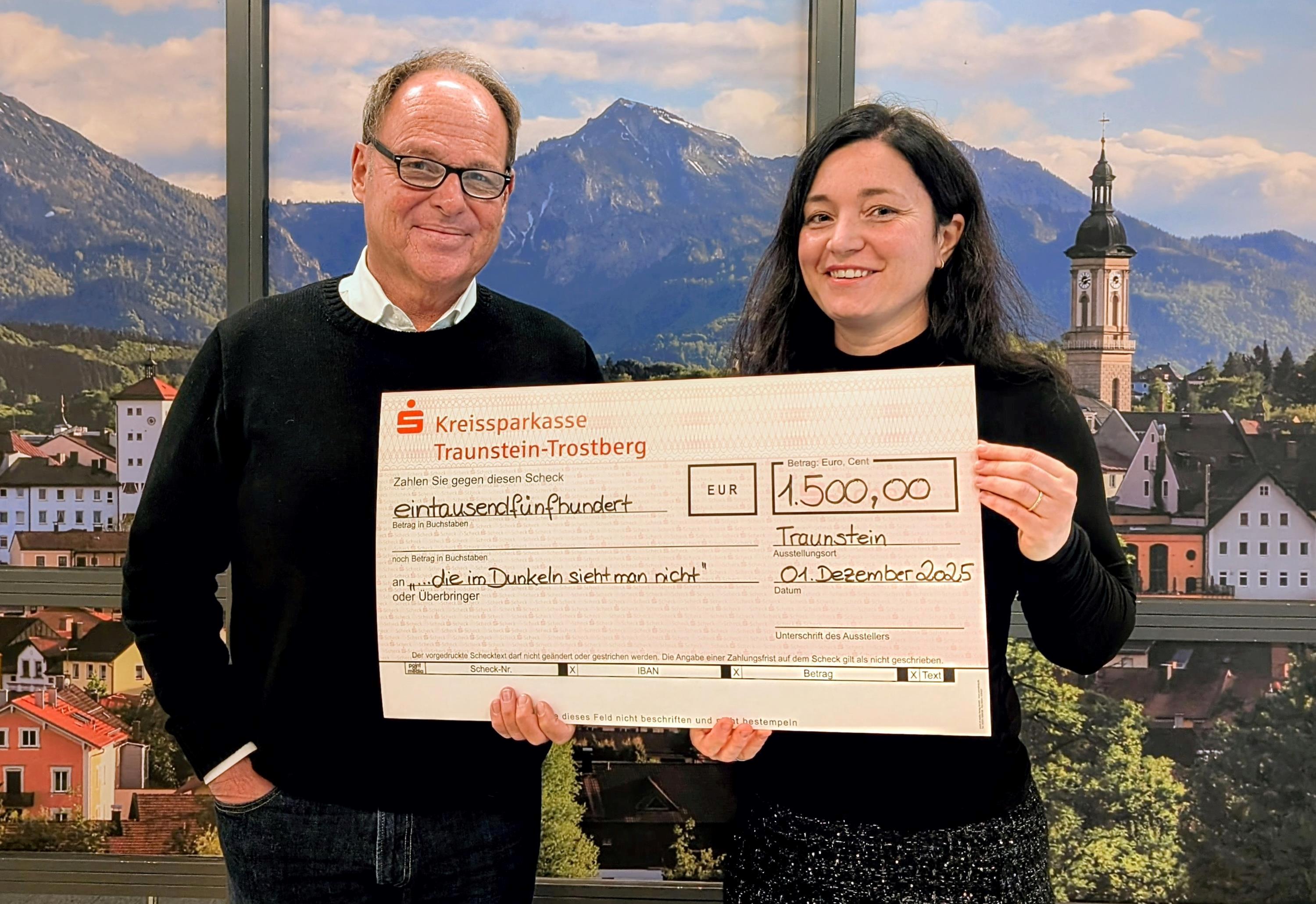 Großzügige Spende von HausBauHaus für „…die im Dunkeln sieht man nicht“