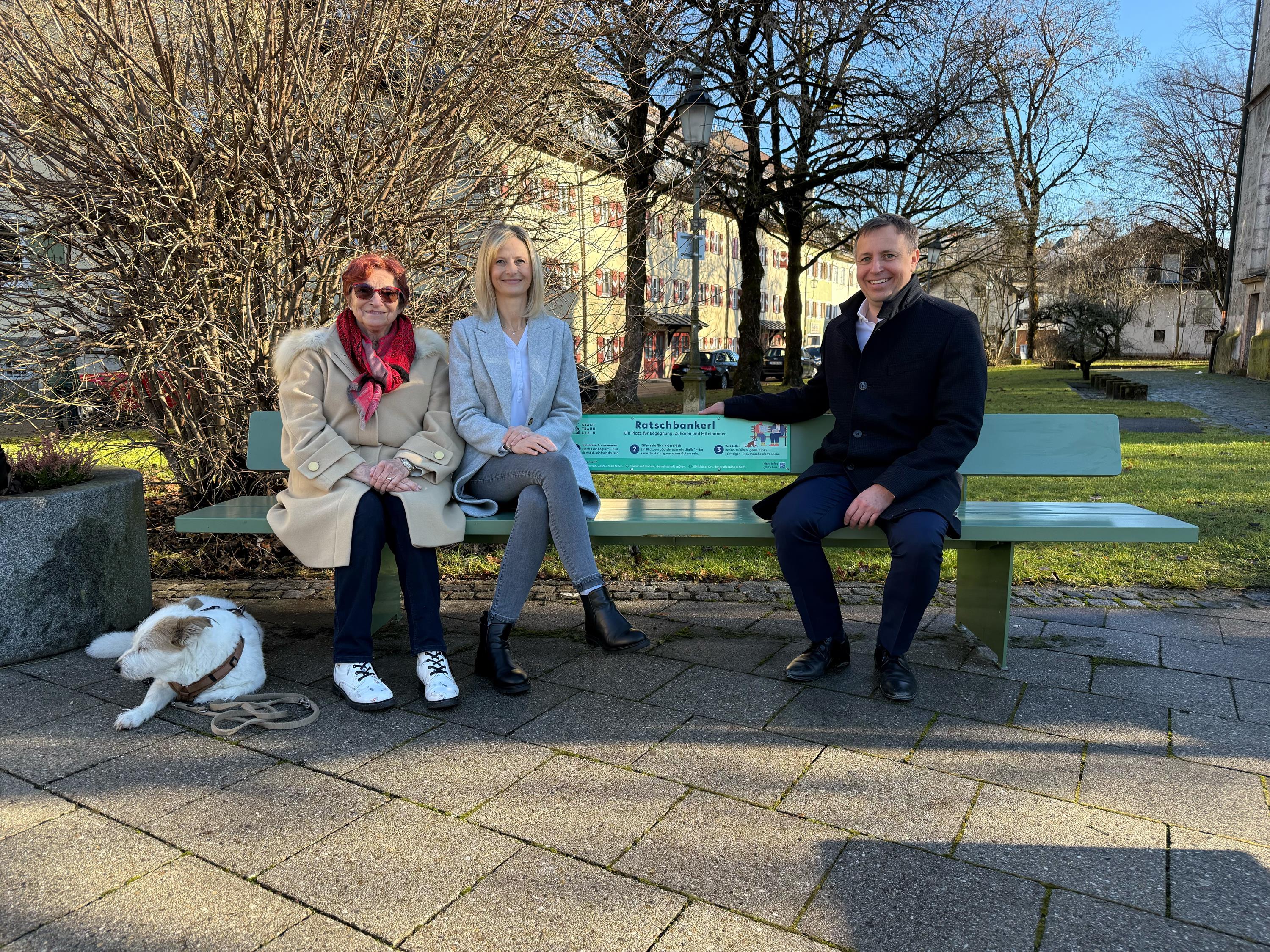 2025-275 Ratschbankerl in der Stadt