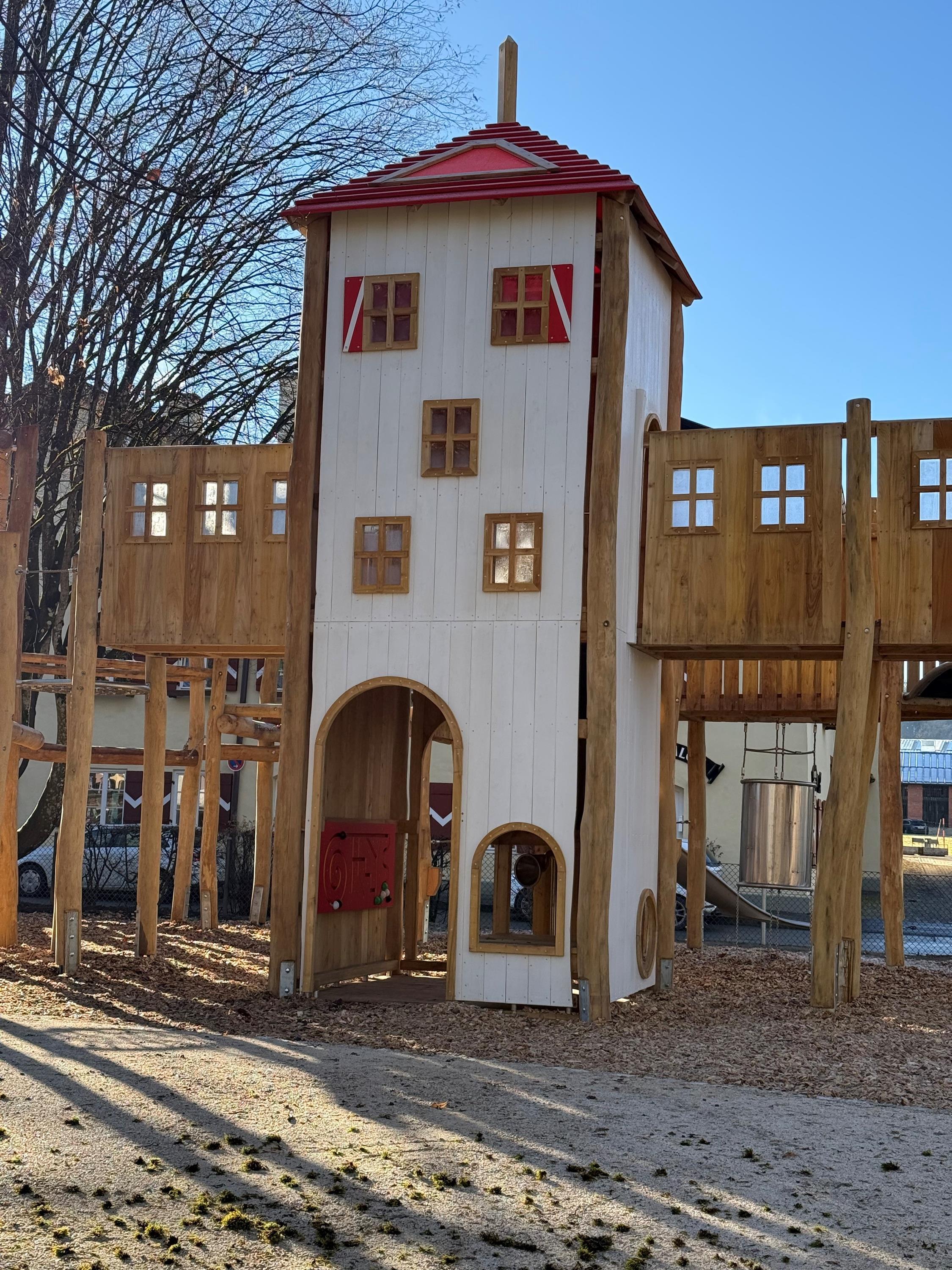 Der Jacklturm ist das Herzstück des neuen Spielplatzes in der Au. Foto: Stadt Traunstein