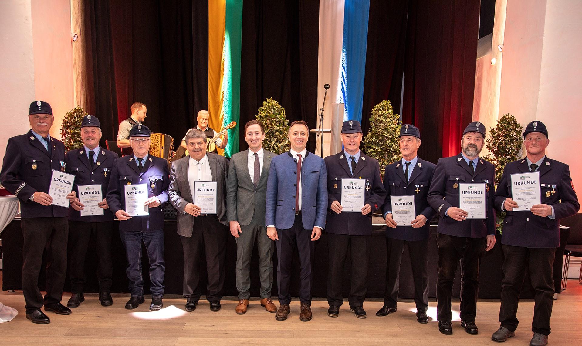 Im Rahmen eines großen Ehrenabends verabschiedete die Stadt Traunstein acht Aktive der Traunsteiner Feuerwehren nach ihrem jahrzehntelangen Einsatz aus dem Dienst (von links): Peter Loban, Josef Windfellner, Mathäus Mörtl, Albert Haberlander, Feuerwehrreferent Andreas Kaiser, Oberbürgermeister Dr. Christian Hümmer, Jürgen Mayer, Josef Wernberger, Rupert Geistanger und Johann Geserer.