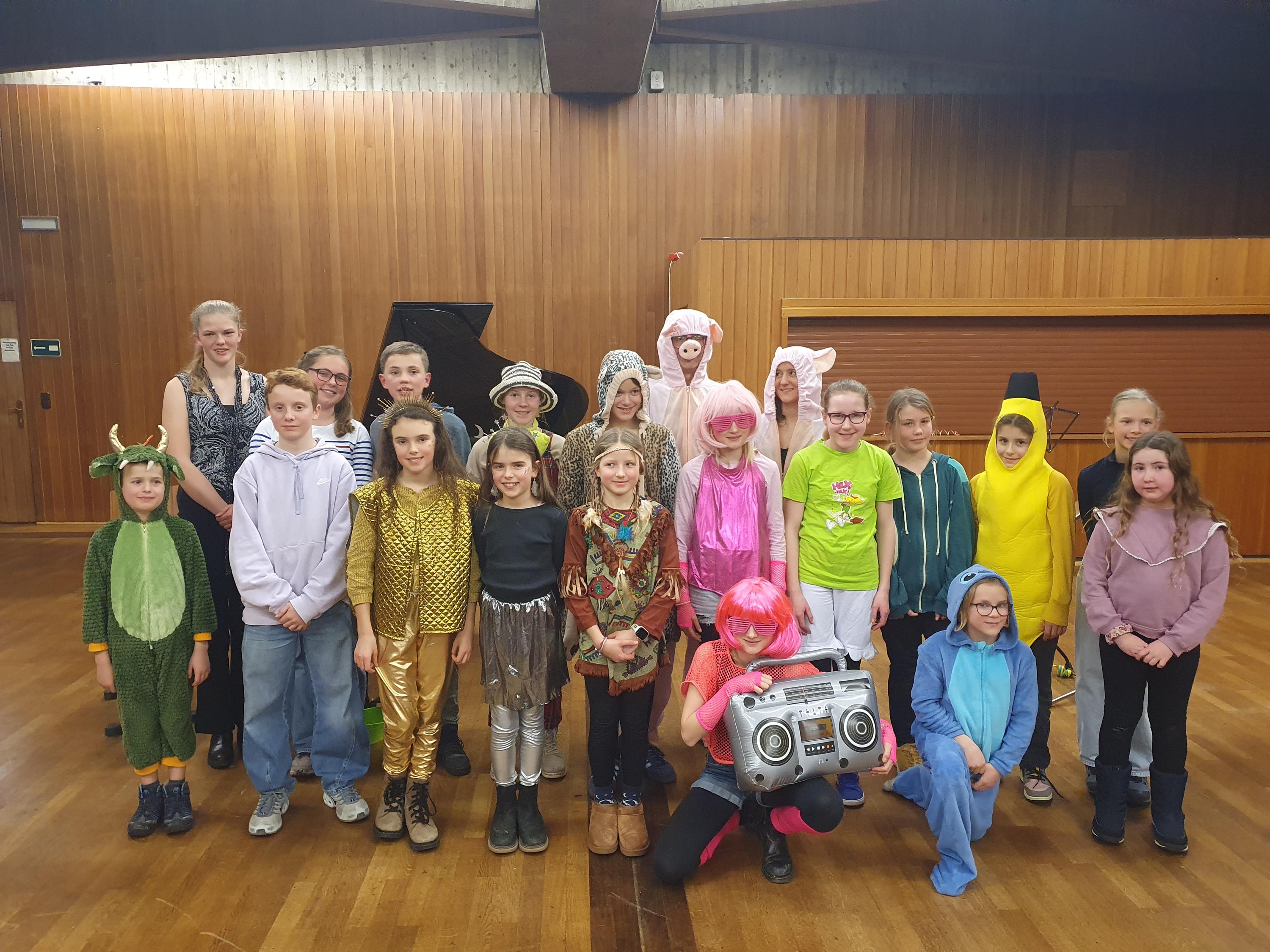 Johanna und Thomas Hartmann mit allen Mitwirkenden in bunten Faschings-kostümen beim großen Schlussapplaus. (Foto © Anna Mühlhofer)