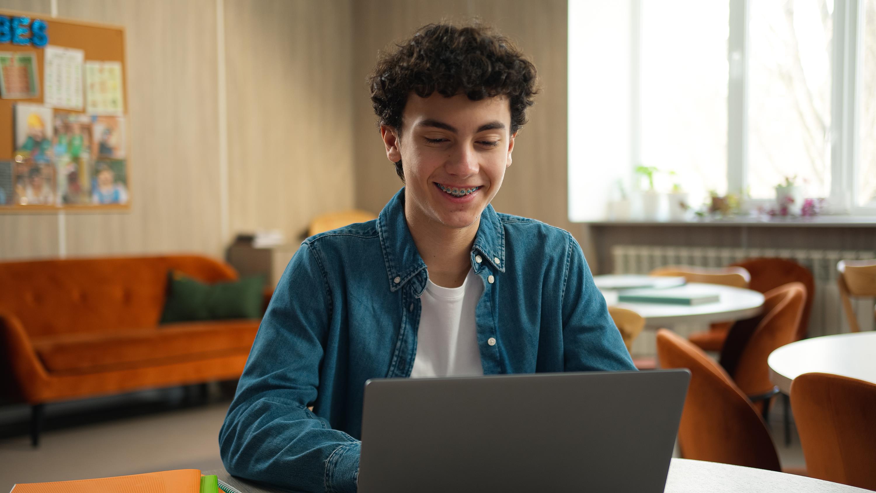 Jugendlicher Laptop iStock Yuliia Kaveshnikova