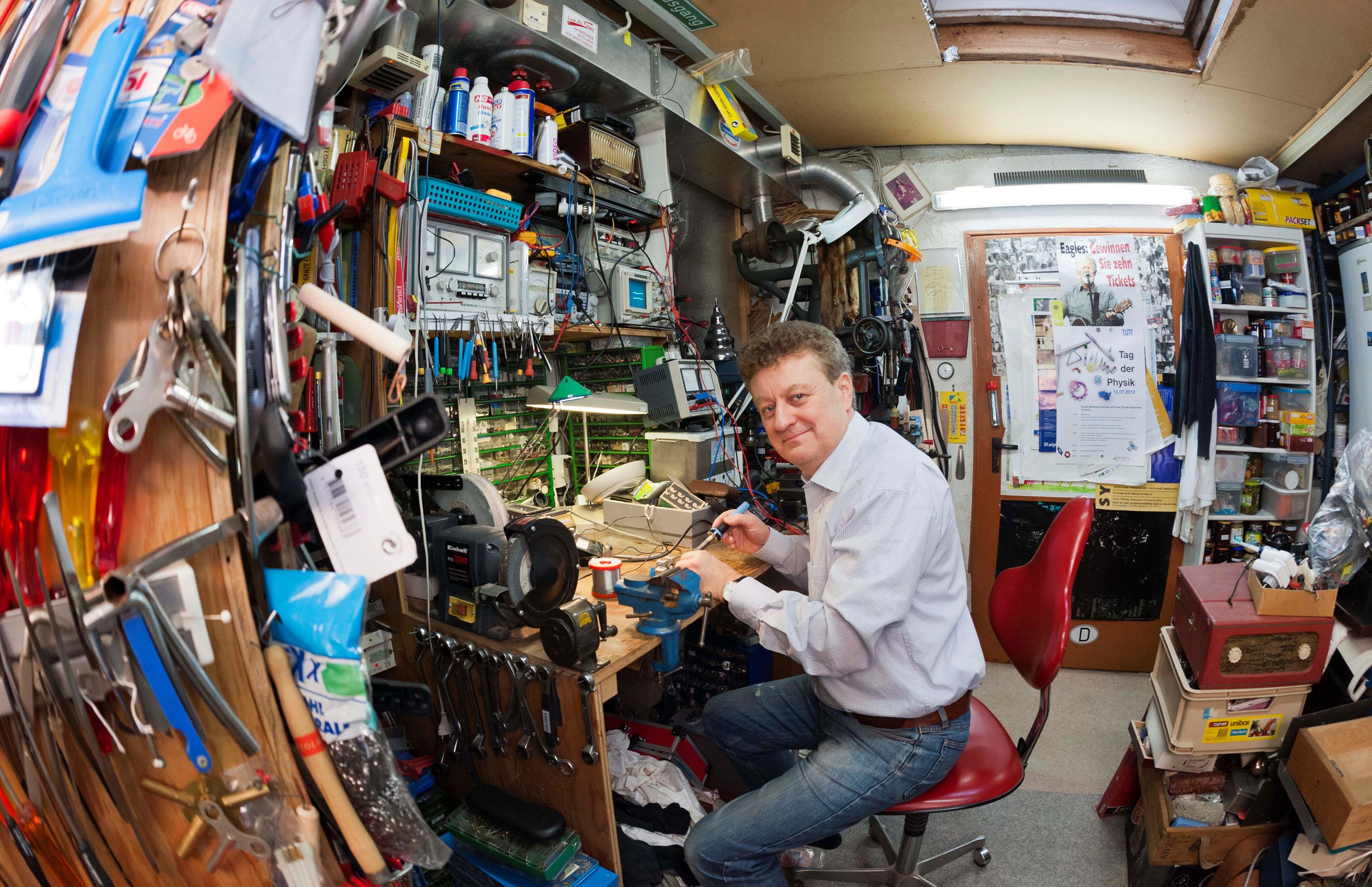 Prof. Wolfgang M. Heckl in seiner Werkstatt: Er liebt es, Dinge zu reparieren.