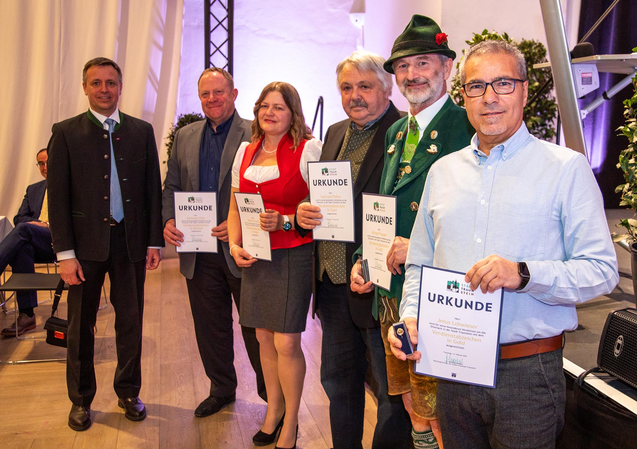 Mit Verdienstabzeichen für ihr besonderes Engagement in der ehrenamtlichen Vereinsarbeit ehrte Oberbürgermeister Dr. Christian Hümmer (von links) Hartmut Hille (Bronze), Bettina Hackl (Silber) sowie Gerhard Poller, Alfred Prosser und Jesus Lohwieser (alle Gold) beim Festakt im Kulturforum Klosterkirche.