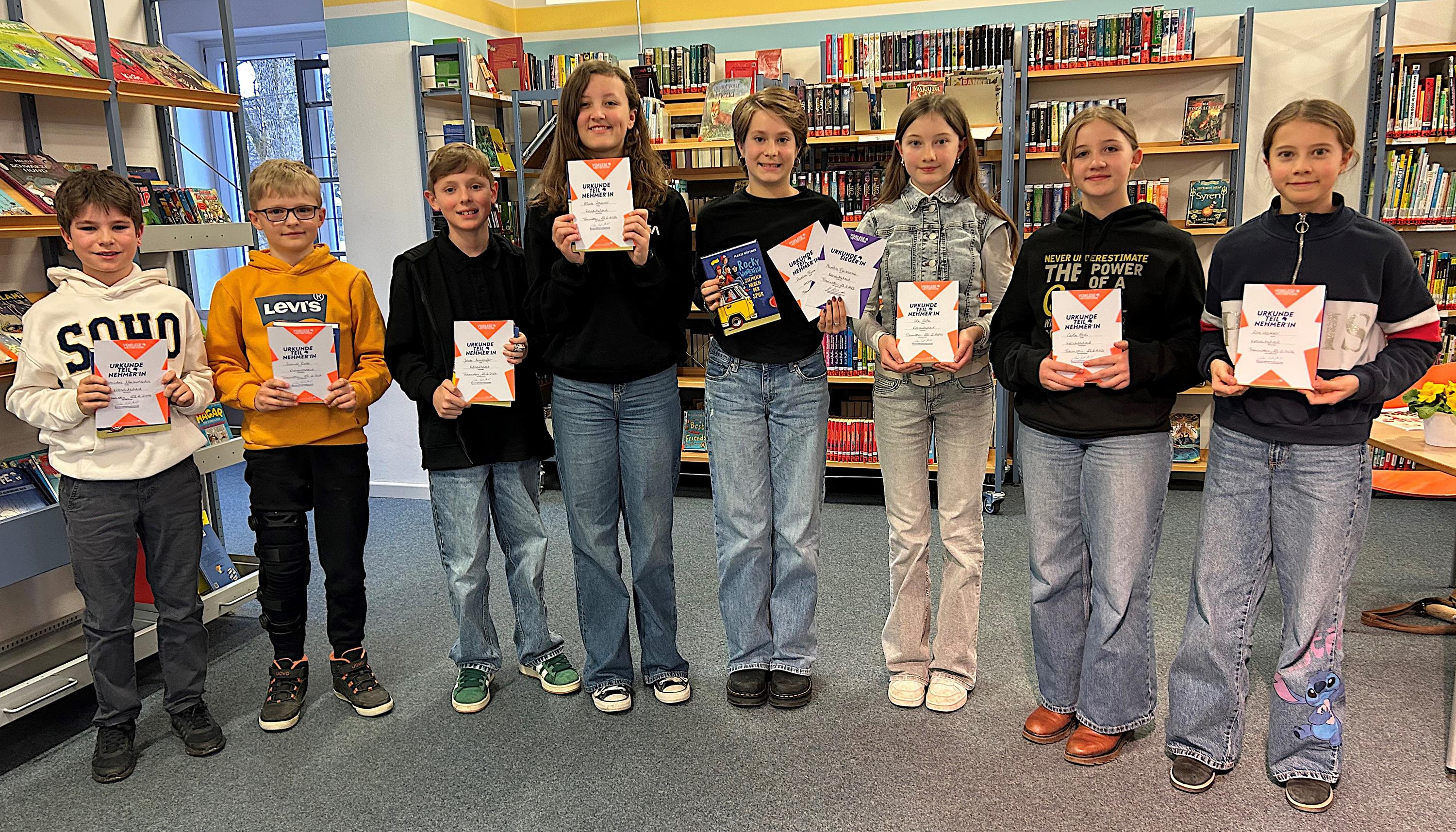 Die Teilnehmer des Kreisentscheids beim Vorlesewettbewerb in der Stadtbücherei Traunstein von links nach rechts: Leonidas Ntamotsidis, Samuel Riese, Jakob Armstorfer, Alina Zauner, Aurelia Fürmann, Ida Rolle, Carla Eich, Zita Hörterer. (© Große Kreisstadt Traunstein)