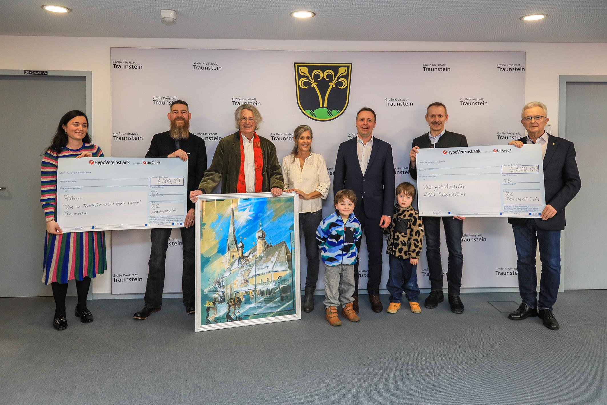 Spendenscheckübergabe und Übergabe Hauptgewinn, auf dem Bild von links nach rechts: Veronika Hümmer („… die im Dunkeln sieht man nicht“), Dr. Maximilian Fuchs (Präsident Rotary Club Traunstein), Künstler Walter Angerer d. J., Cornelia Seehuber aus Taching am See (Gewinnerin des Hauptpreises), Oberbürgermeister Dr. Christian Hümmer mit Kindern, Florian Seestaller (Bürgerhilfsstelle Landratsamt), Volkmar Döring (Verantwortlicher Adventskalenderaktion Rotary Club). (© Große Kreisstadt Traunstein)