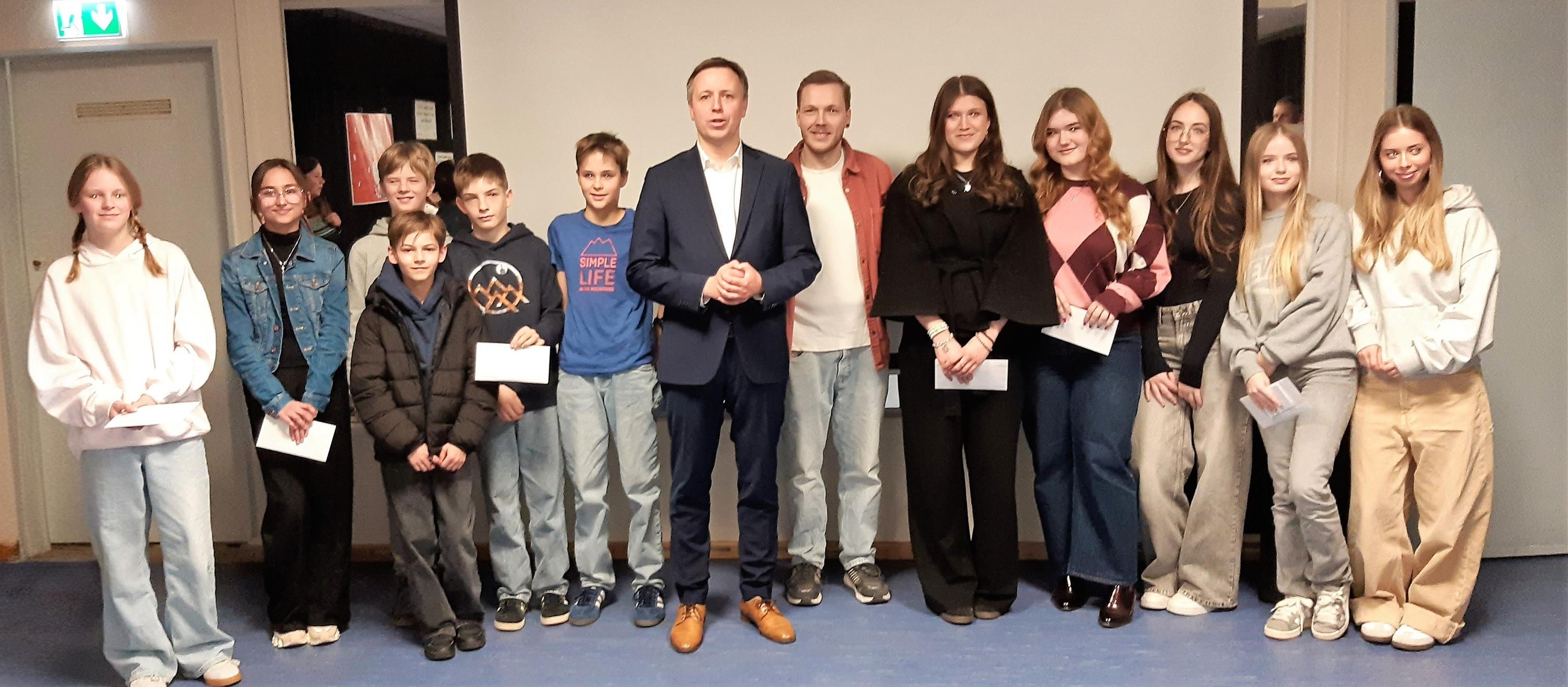 Oberbürgermeister Dr. Christian Hümmer (Mitte links) und Streetworker Kilian Beck (Mitte rechts) gratulieren den Gewinnern des Kreativwettbewerbs.