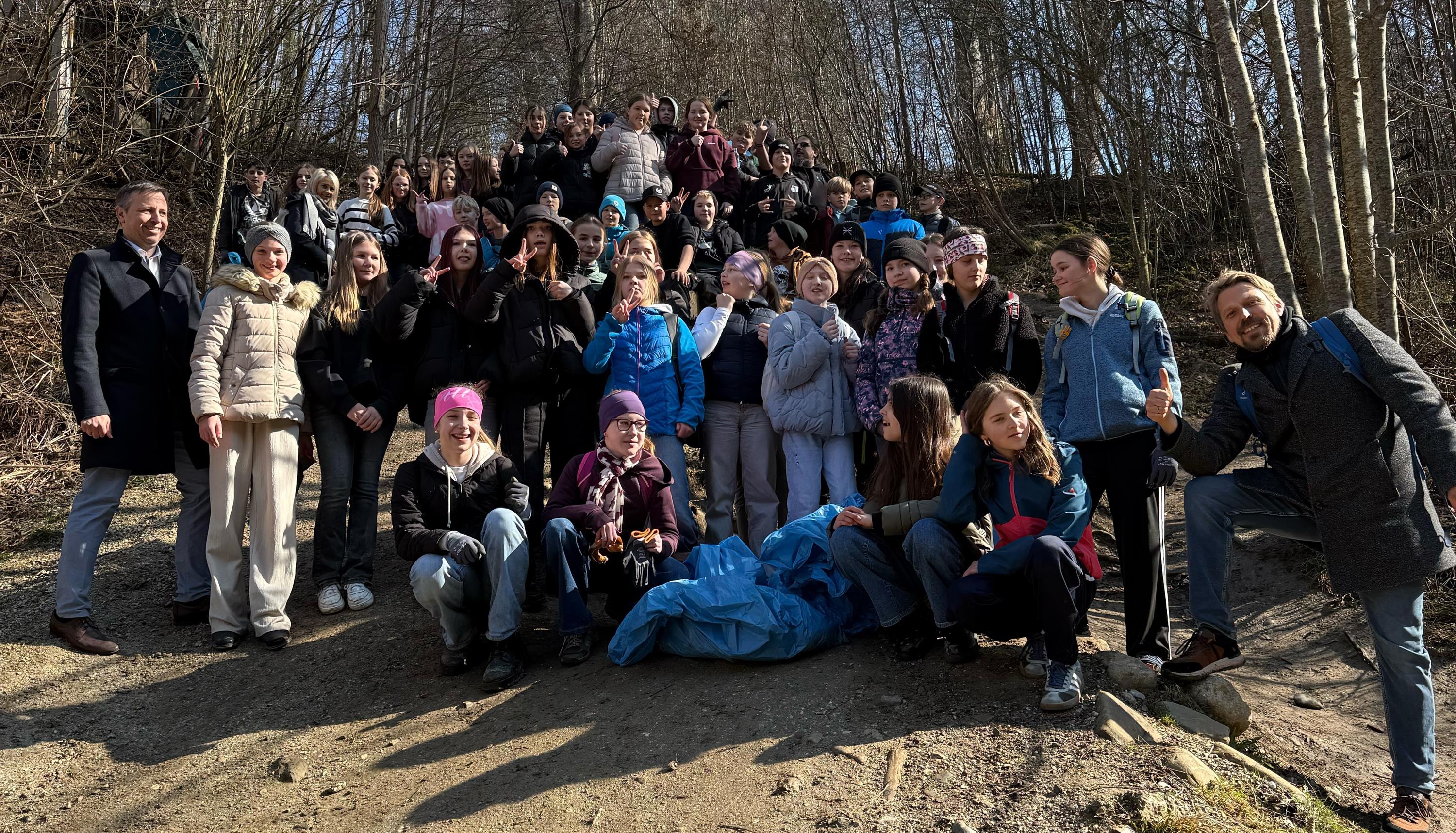320 Kilogramm Müll haben die Kinder und Jugendlichen der fünf Traunsteiner Schulen gesammelt. Oberbürgermeister Dr. Christian Hümmer (links) dankt ihnen und spendiert eine Brotzeit.