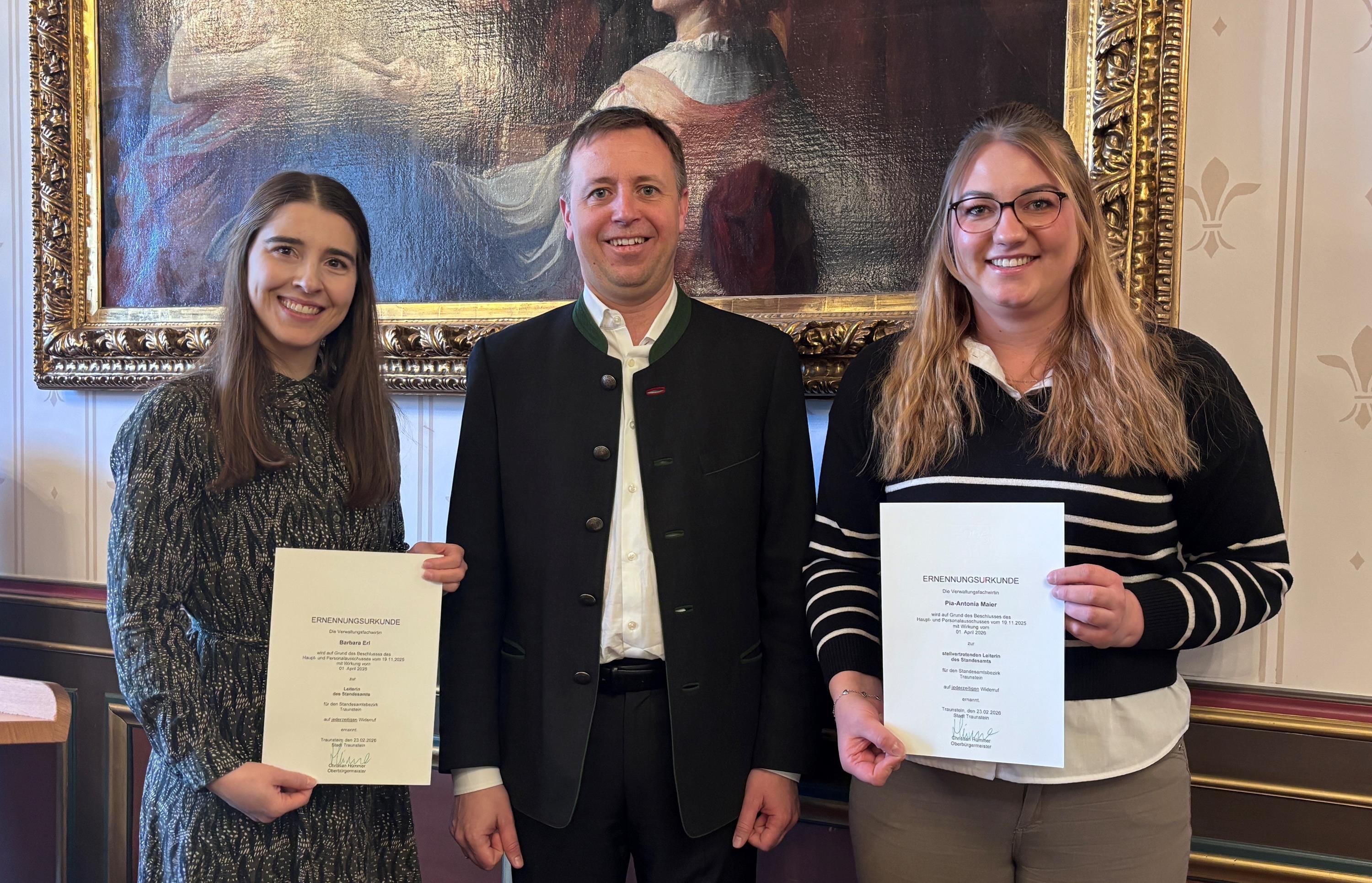 Oberbürgermeister Dr. Christian Hümmer (Mitte) gratuliert der neuen Leiterin des Standesamts, Barbara Erl (links), und ihrer Stellvertreterin Pia-Antonia Maier (rechts).