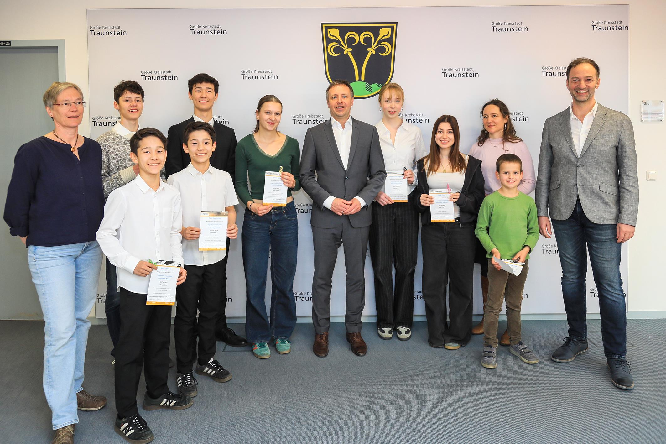 Bei der Auszeichnung für die Erstplatzierung mit Weiterleitung im Regional-wettbewerb „Jugend musiziert“ strahlen die Preisträger und ihre Lehrkräfte um die Wette (von links): Klavierlehrerin Maria Bittel, Fritz Knab, Alexander, Maximilian und Sebastian Rein, Lena Lingk, Oberbürgermeister Dr. Christian Hümmer, Emilia Katharina Heikel, Ebru Özkan, Lehrkraft Johanna Hartmann, Andreas Kimmerle und Musikschulleiter Heinrich Albrecht. Nicht auf dem Foto ist Vera-Mia Diener.