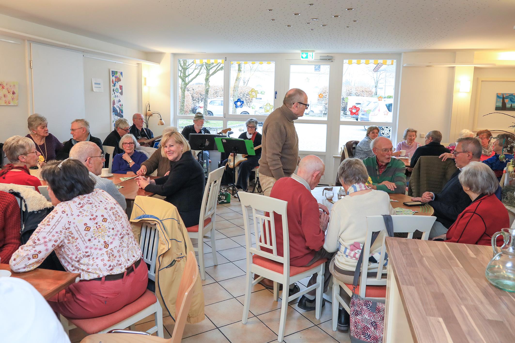 Zu beschwingten Klängen der „Katzenmusik“ sowie bei Kaffee und Kuchen genossen rund 40 ältere Mitbürger den offenen Seniorentreff des Seniorenbeirats im „LEO 42“. (Foto © Große Kreisstadt Traunstein)