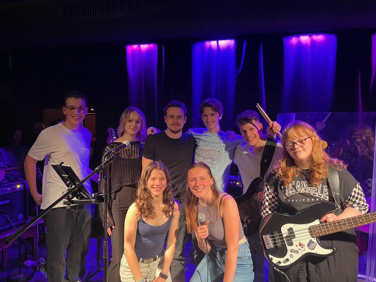 Band Just Infinity mit v. l. n. r. Luka Klecina, Sophia Diener, Theresa Engel, Justus Krebs, Nicole Oberleitner, Stefan Rascher, Jonathan Engel und Julia Eckert (Foto © Anderl Wimmer)