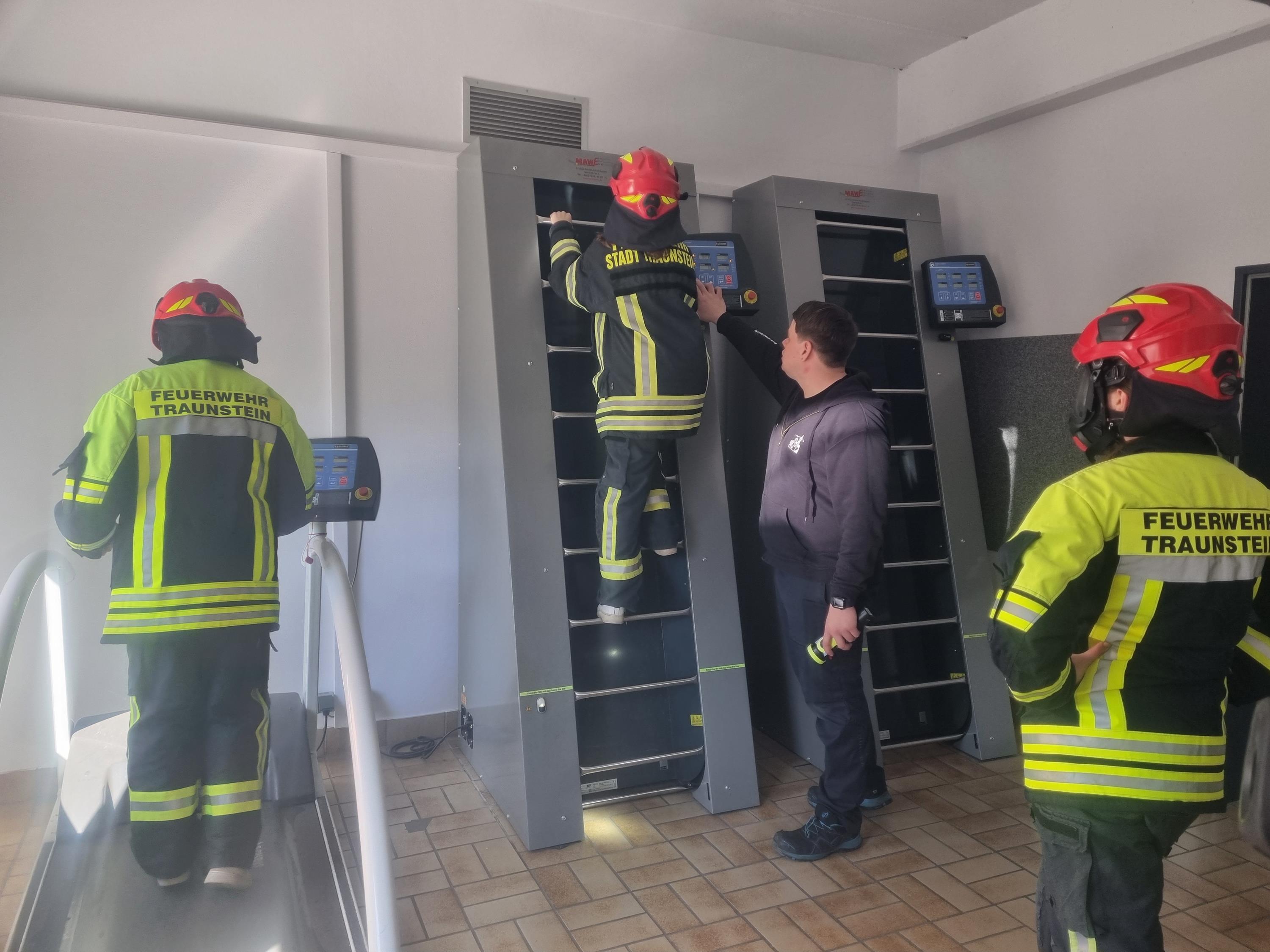 Bei der Feuerwehr hatten die Mädchen viel Freude – sie durften einen Parcours absolvieren.