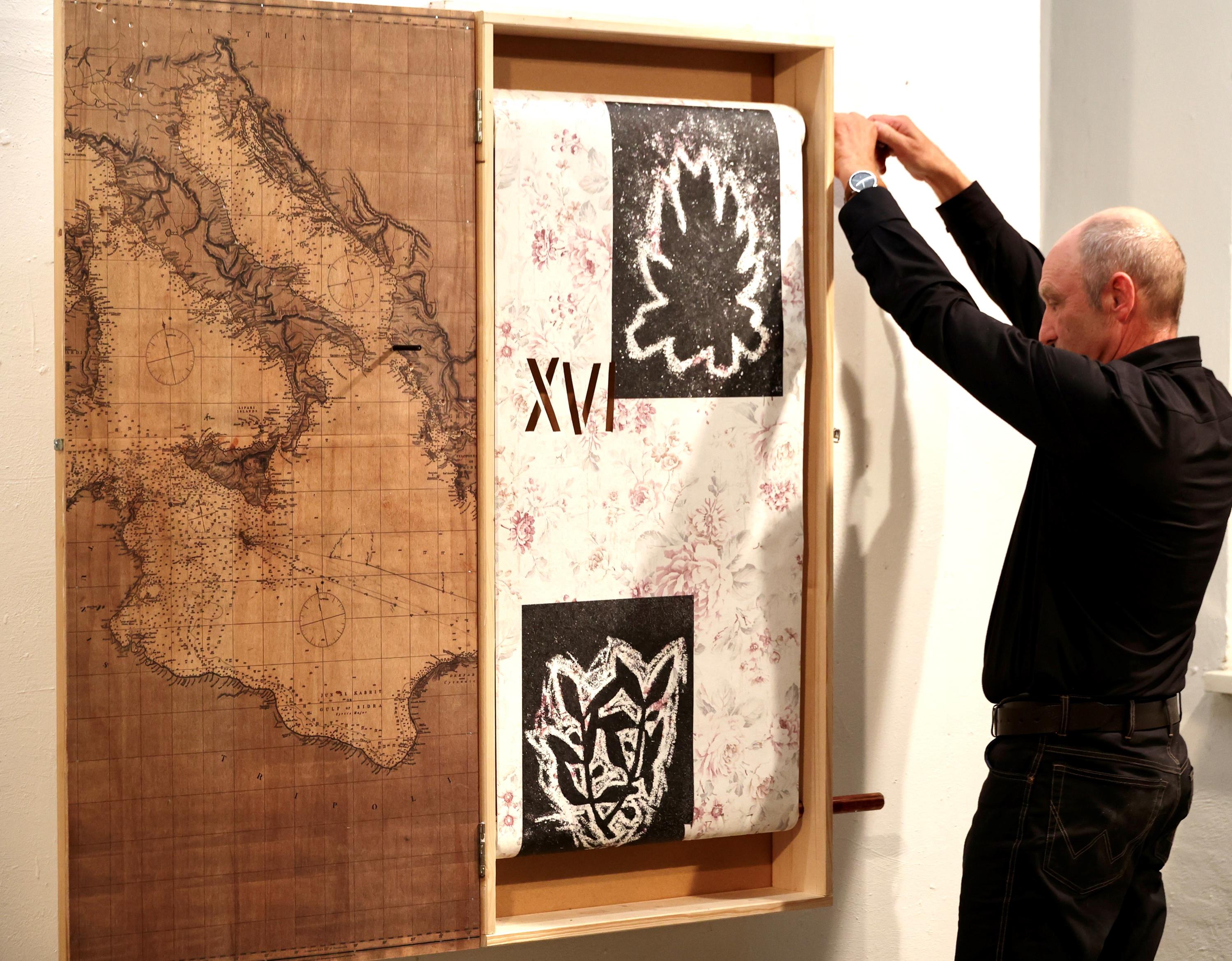 Neben Messerschnitt-Leinwänden und Postkarten ist auch dieser Bilderkasten Teil des Ausstellungsprojekts „Old Man Odyssey“. Der Künstler Peter Riek präsentiert das Kunstprojekt erstmals, seit dessen Entstehung im letzten Jahr, in Gänze in der Städtischen Galerie Traunstein. 
