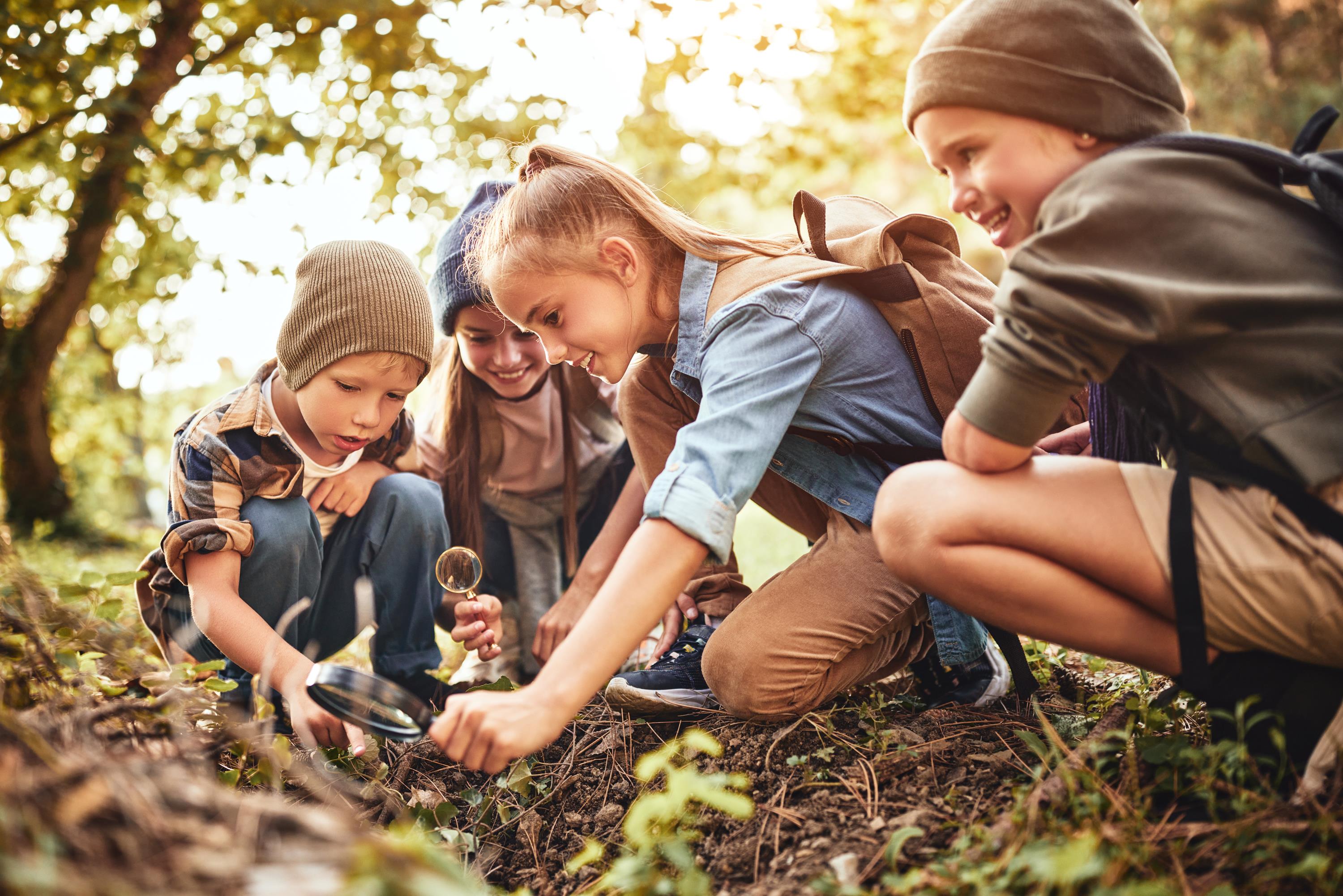 Kinder Wald Lupe iStock evgenyatamanenko