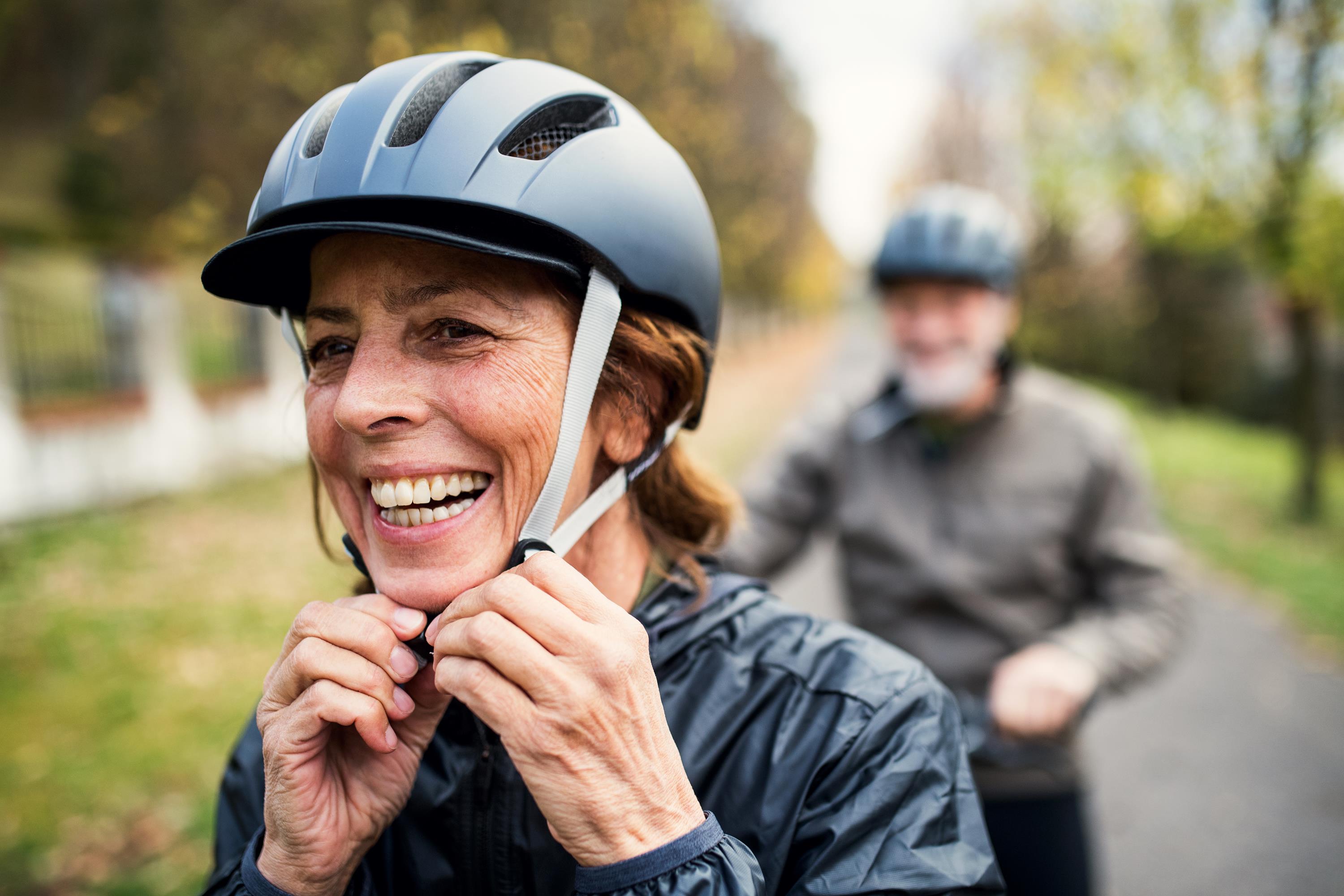 Ältere Radfahrerin mit Helm iStock Halfpoint