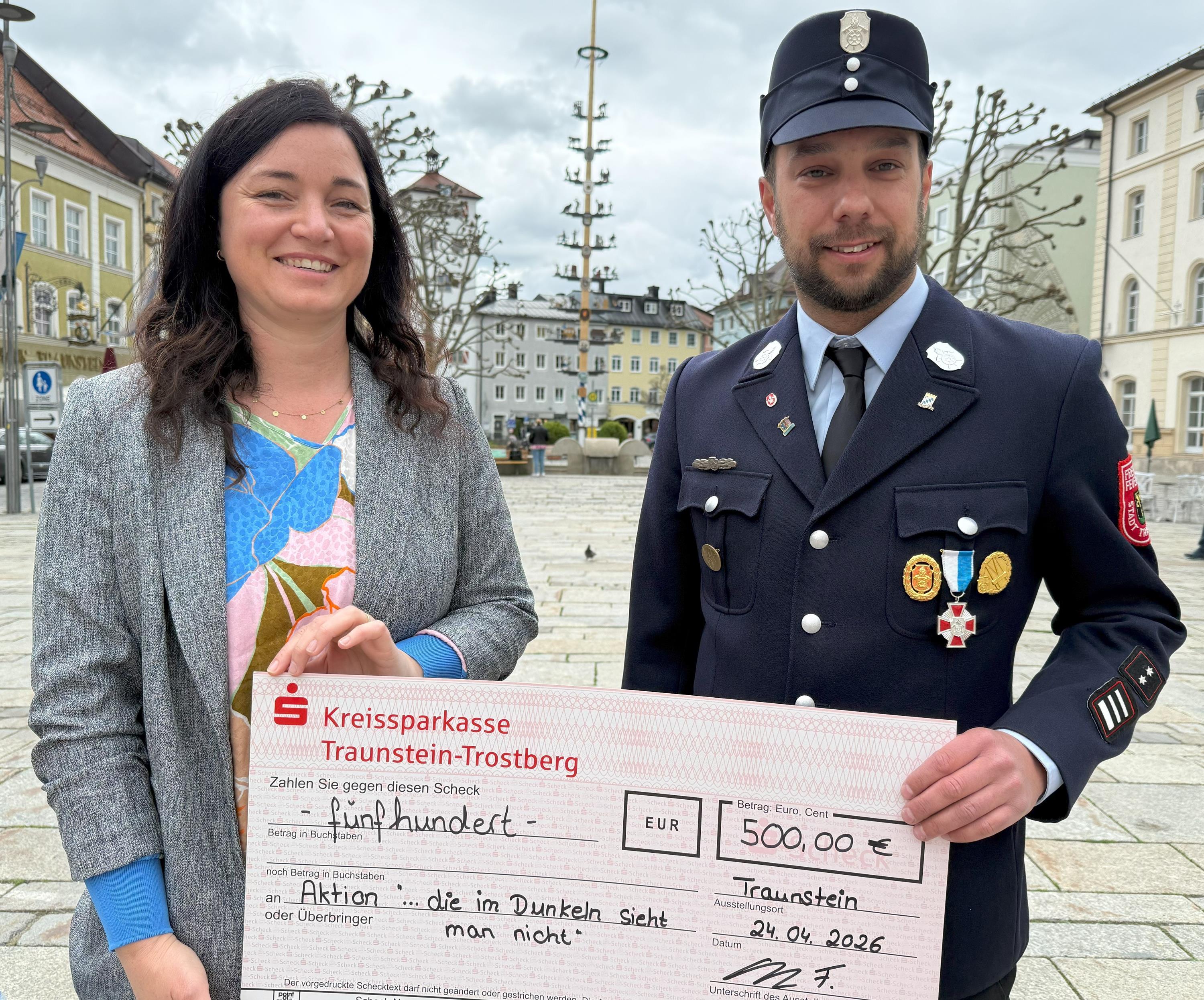 FFW-Vorsitzender Florian Scholz überreicht den symbolischen Scheck über 500 Euro für „... die im Dunkeln sieht man nicht“ an Schirmherrin Veronika Hümmer.