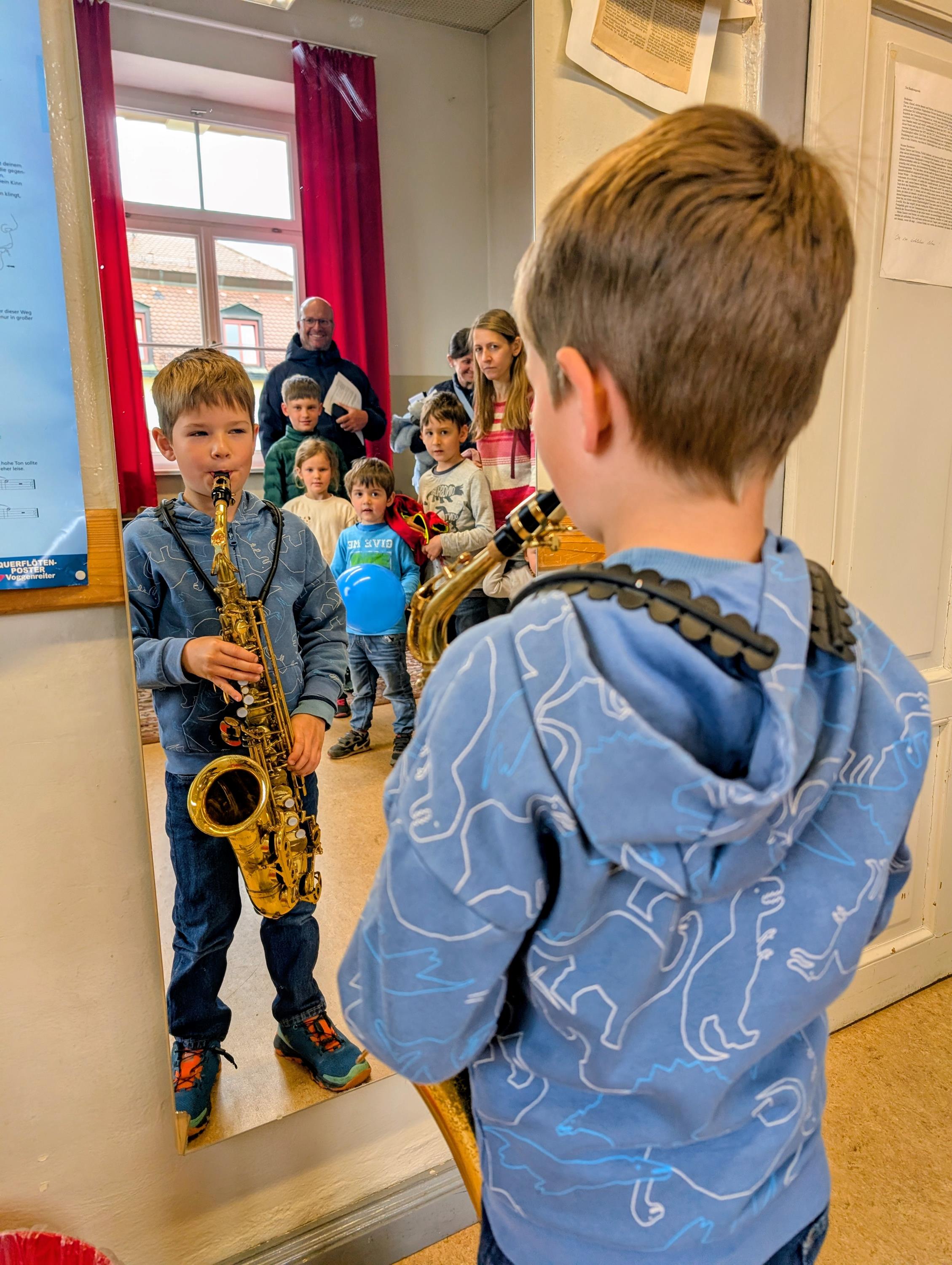 Mit Begeisterung probiert ein junger Besucher beim Tag der offenen Tür der Städtischen Musikschule Traunstein das Saxofon aus. Foto: Carola Westermeier