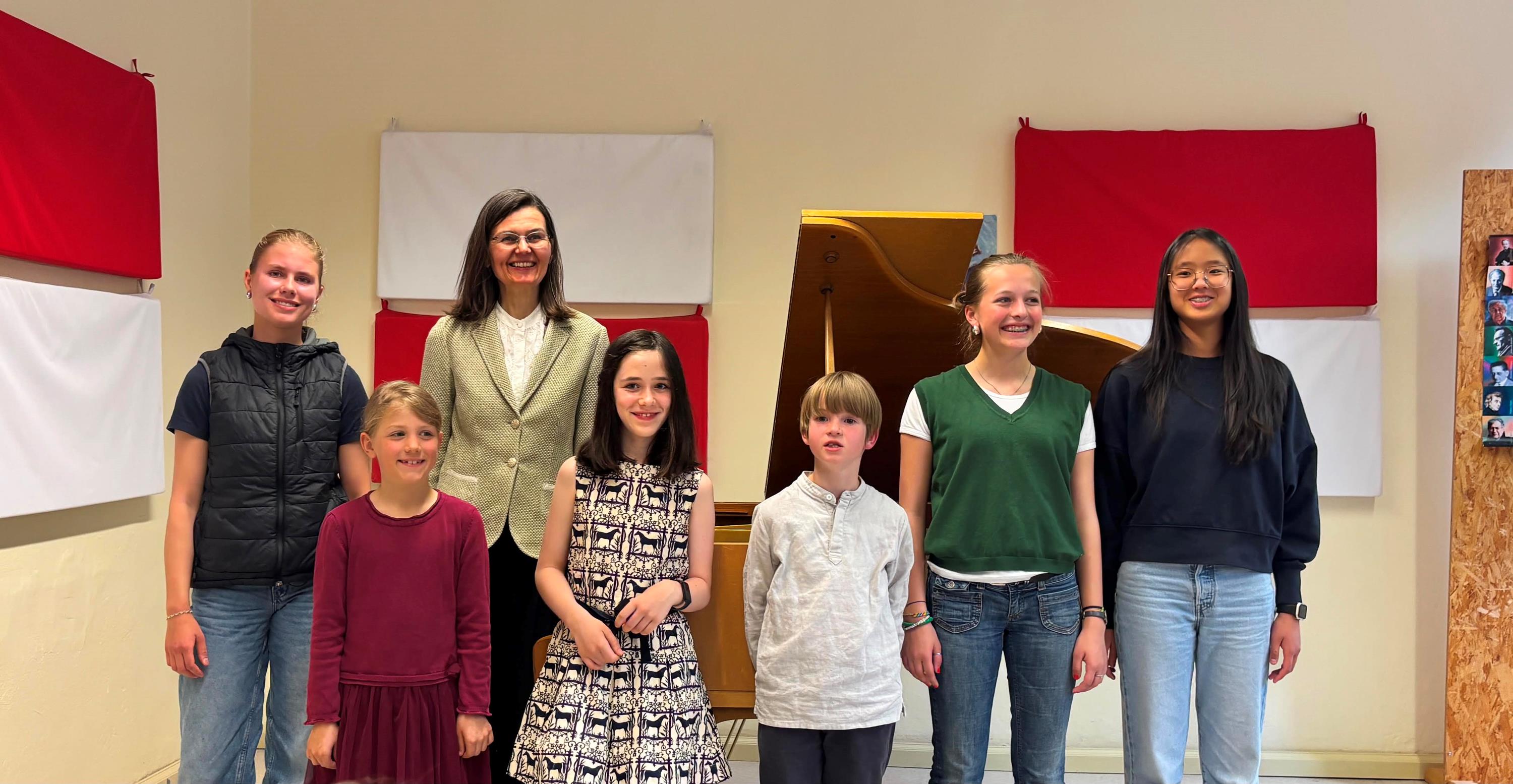Freuen sich über einen gelungenen Abend (von links) Eva Grünewald, Johanna Buchholz, Mag. Barbara Gruber, Olivia Sadaba Jimenez, Xaver Peh, Greta Strasser, Ruixi-Helena Chen.