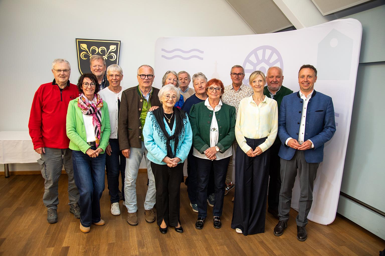 Die Mitglieder des Seniorenbeirats mit ihren Unterstützern (von links nach rechts): Horst Trüdinger, Seniorenbeauftragte in der Stadtverwaltung Ingrid Wolf, Uwe Wietek, Claudia Trapp, Wolfgang Ruetz, Renate Michl, Dr. Brigitte Grimm, Reinhard Mühlbauer, Anneliese Wimmer, 1. Vorsitzende Ingrid Buschold, Reinhold Drummer, Seniorenreferentin im Stadtrat Andrea Maier, Reinhard Lampoltshammer und Oberbürgermeister Dr. Christian Hümmer. (Foto © Große Kreisstadt Traunstein)