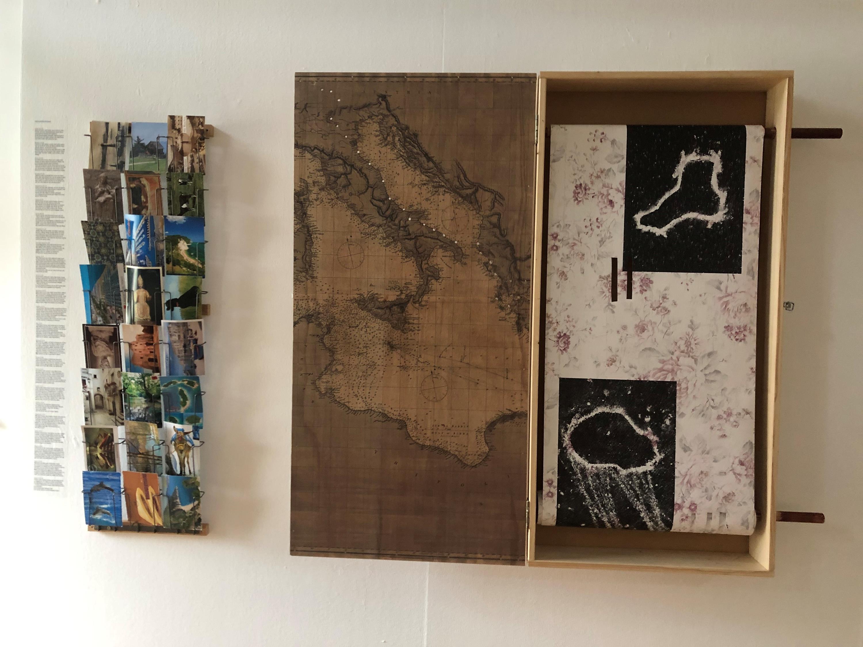 Der Bilderkasten und die Postkartentexte kommen bei der Abschlussveranstaltung zum Einsatz. Der Künstler Peter Riek schildert persönlich die Chronik seiner Griechenlandreise und wird dabei von den kongenialen Klanglandschaften des Musikers und Komponisten Lothar Heinle begleitet.
