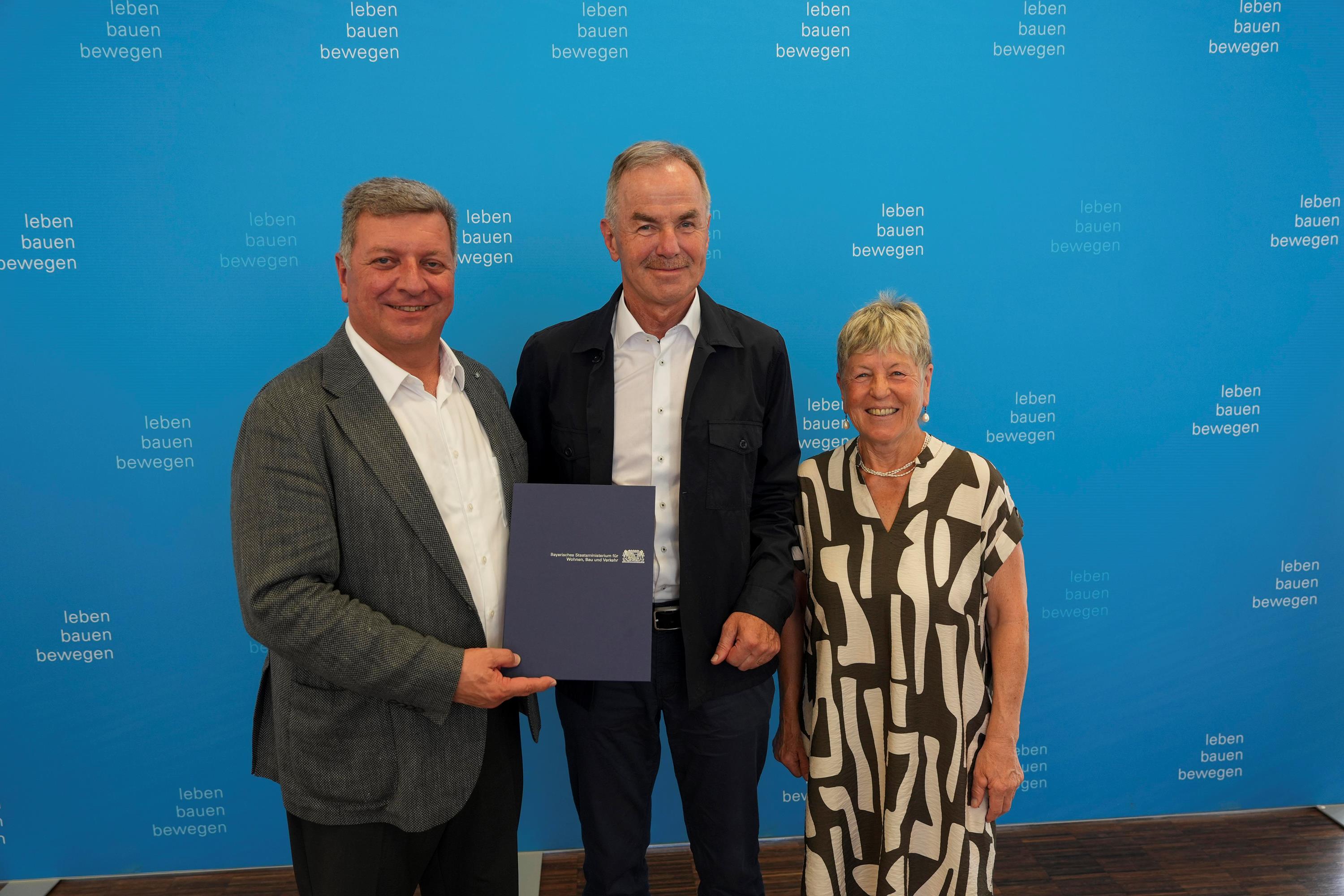 Aus den Händen von Bayerns Verkehrsminister Christian Bernreiter nahm Richard Hagenauer die Urkunde als Auszeichnung für die erfolgreiche Teilnahme am Lehr-gang „Kommunales Mobilitätsmanagement“ entgegen. In Vertretung von Oberbür-germeister Dr. Christian Hümmer war Traunsteins Zweite Bürgermeisterin, Walburga Mörtl-Körner bei der Auszeichnungsfeier in München dabei. (Foto © StMB / Winszczyk)