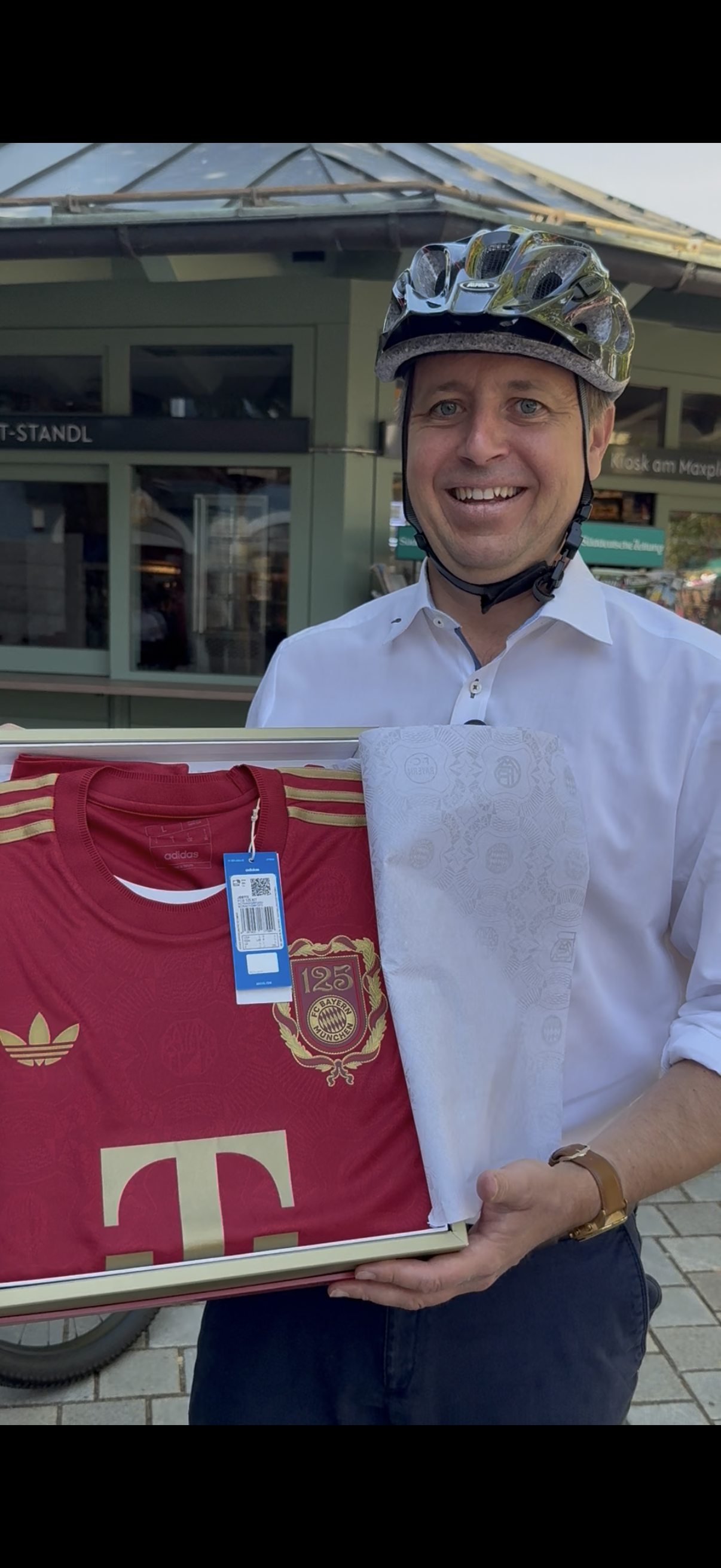 Oberbürgermeister Dr. Christian Hümmer hat ein limitiertes Jubiläumstrikot des FC Bayern München ersteigert und stellt es für die Verlosung zur Verfügung. 