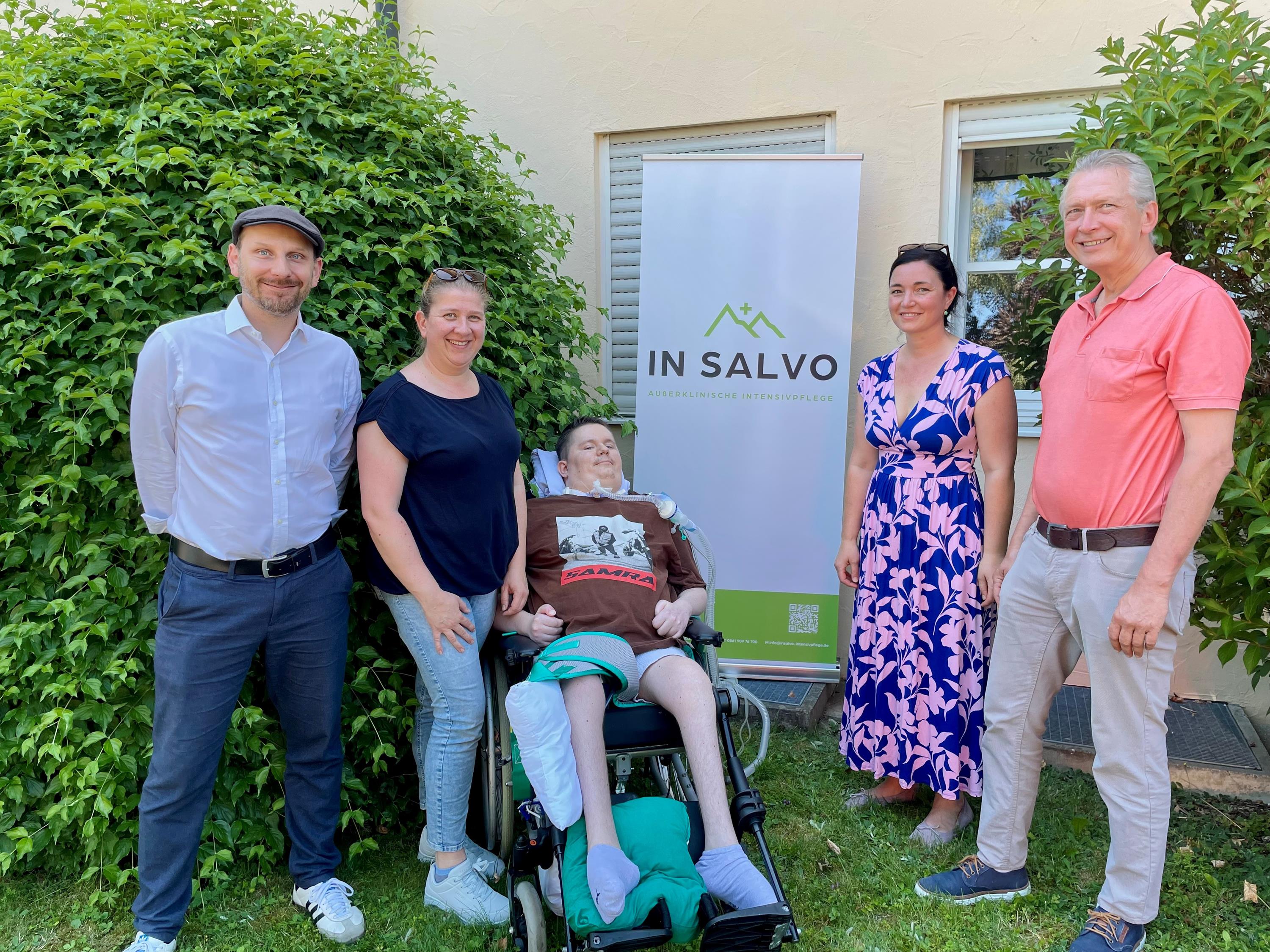 Übergabe einer 2.000-Euro-Spende an Manuel Maier (von links): Sebastian Titz, Inhaber und Gründer der In Salvo Außerklinischen Intensivpflege GmbH, Sonja Oberleitner, die Pflegedienstleitung, die Manuel überwiegend betreut, Manuel Maier, Schirmherrin Veronika Hümmer und Christian Kleinert aus der Stadtverwaltung.