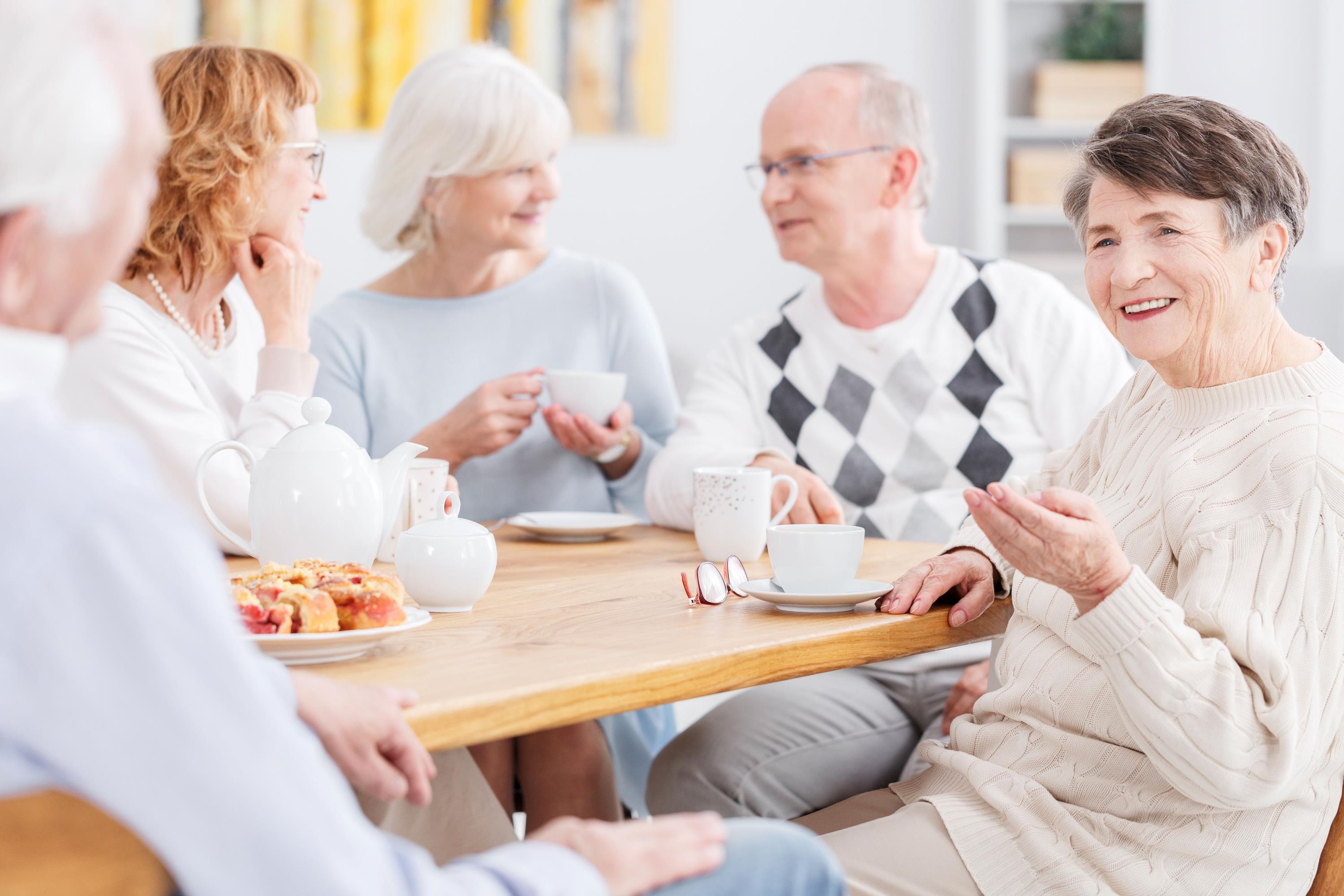 Seniorentreff Symbolbild iStock KatarzynaBialasiewicz