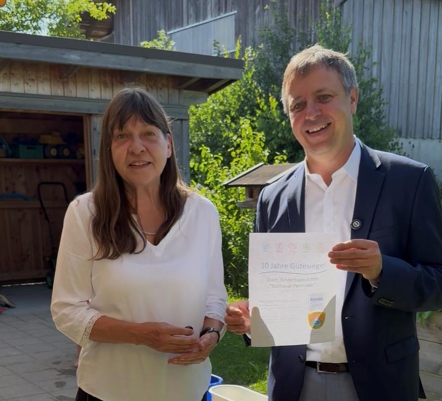 Oberbürgermeister Dr. Christian Hümmer gratuliert Kindergartenleiterin Dorothe Weiß zur Zertifizierung.