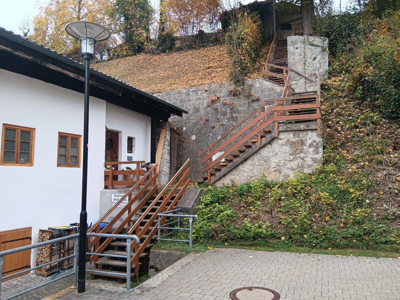 Die Rechenstiege – hier ein Archivbild – zwischen Wochinger Spitz (St.-Oswald-Straße) und Triftweg wird ab 13. Juli umfassend erneuert. Während der rund dreiwö-chigen Bauzeit ist die Treppenverbindung gesperrt. (Archivbild: Große Kreisstadt Traunstein)