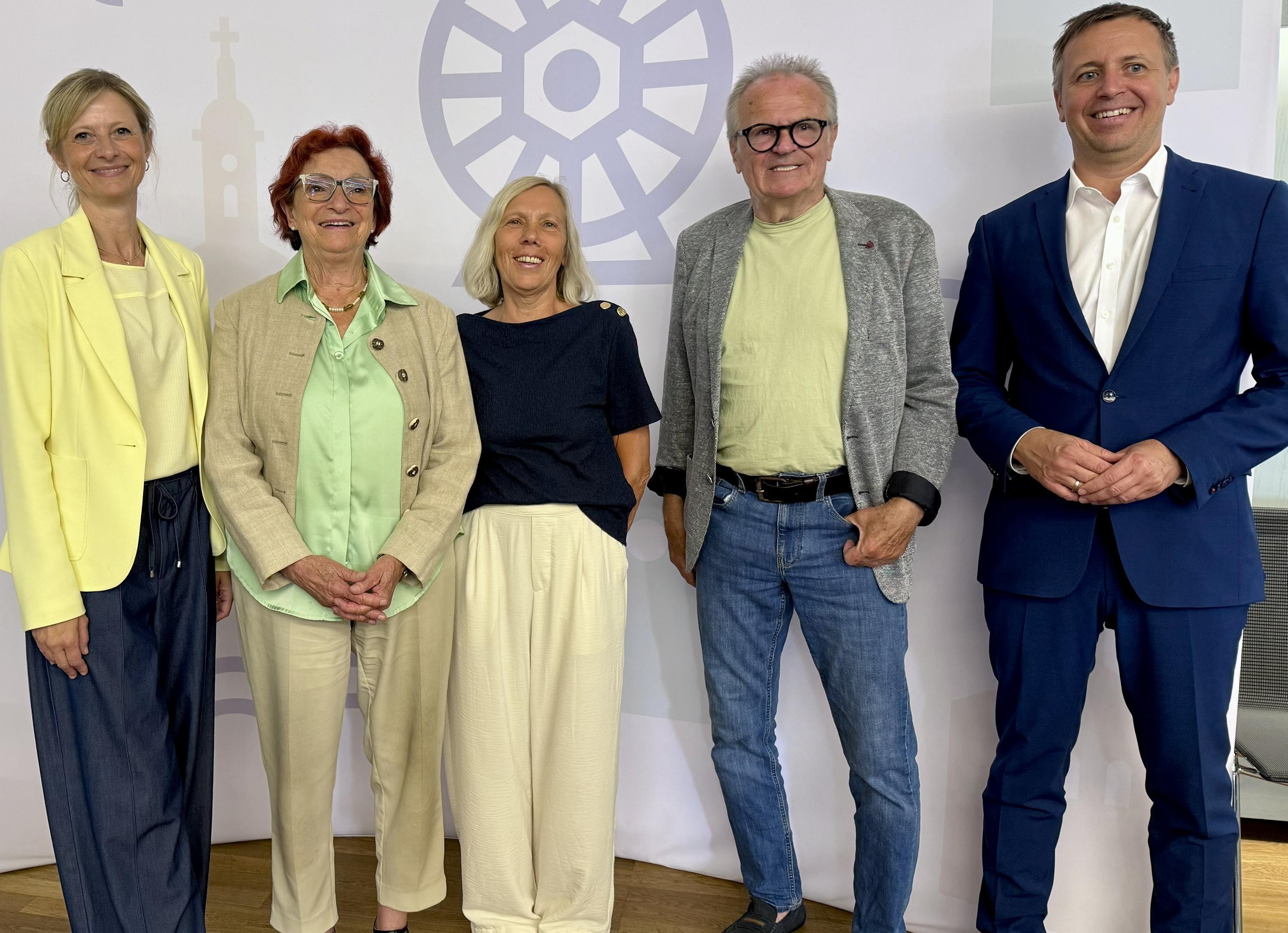 Oberbürgermeister Dr. Christian Hümmer (rechts) und Stadtratsreferentin Andrea Maier (links) gratulieren dem neuen Vorstand des Traunsteiner Seniorenbeirats (von links): Vorsitzende Ingrid Buschold, Schriftführerin Schraml und stellvertretender Vorsitzender Wolfgang Ruetz.