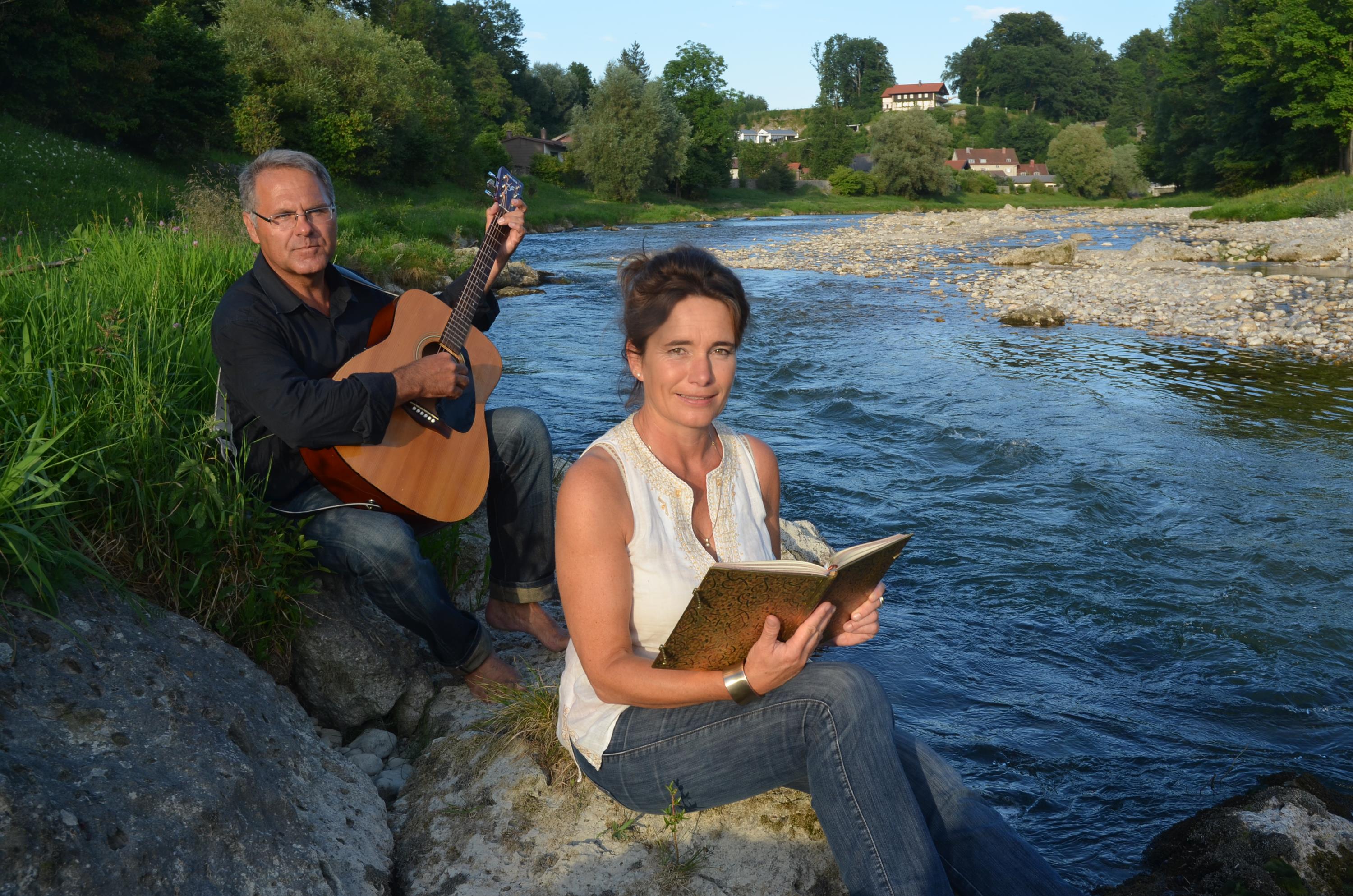 Musik und Lyrik unter freiem Himmel bieten Andrea Hinkofer und Stefan Haberlander.
