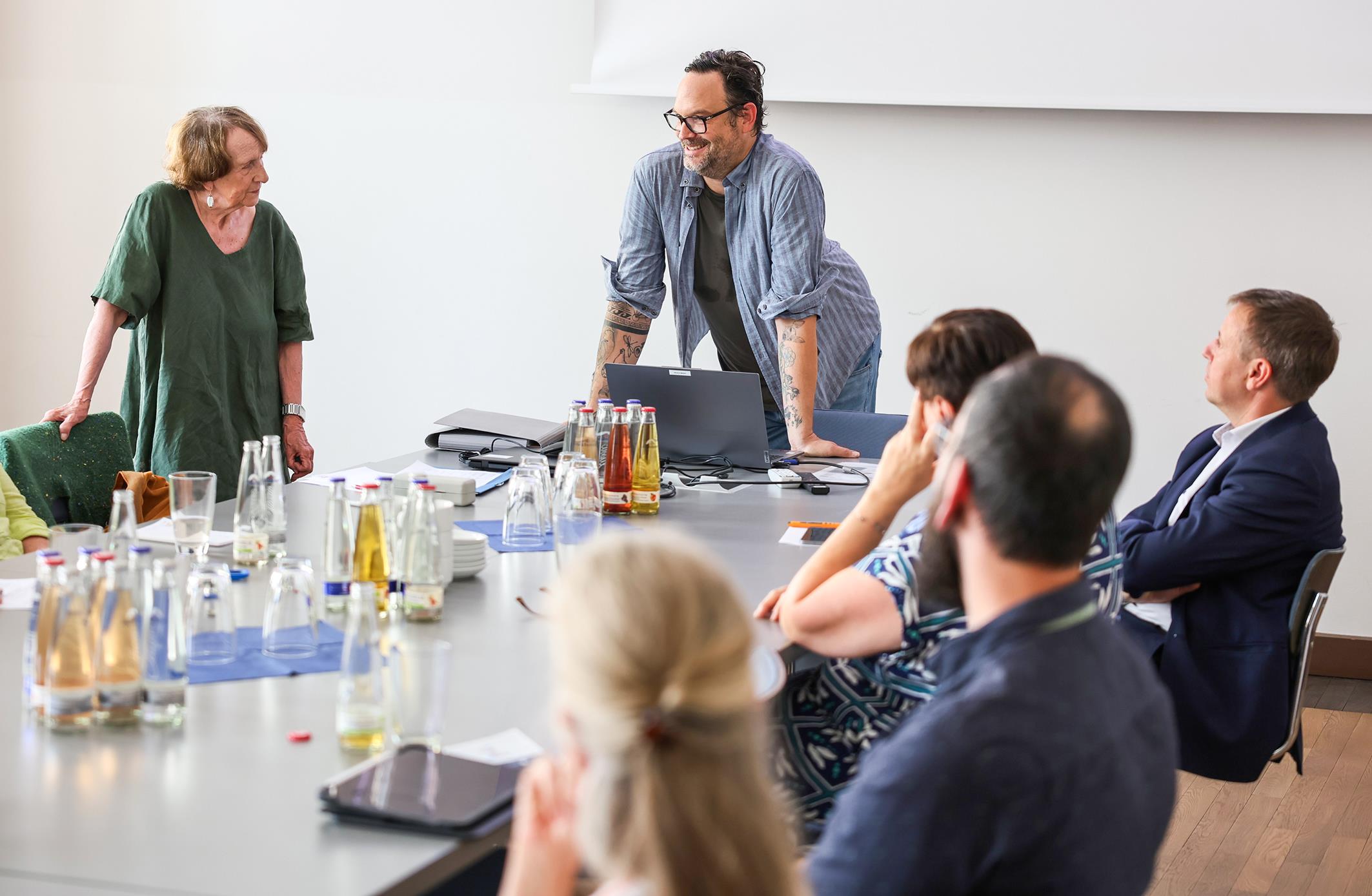 Die Arbeit der Fachstelle für Kinder- und Jugendtrauer stellte Daniel Georg-Stoklossa Geschäftsführer der GefühlsHelden gGmbH mit Sitz in Traunstein und Surberg, beim Runden sozialen Tisch der Stadt Traunstein vor. (Foto © Große Kreisstadt Traunstein)