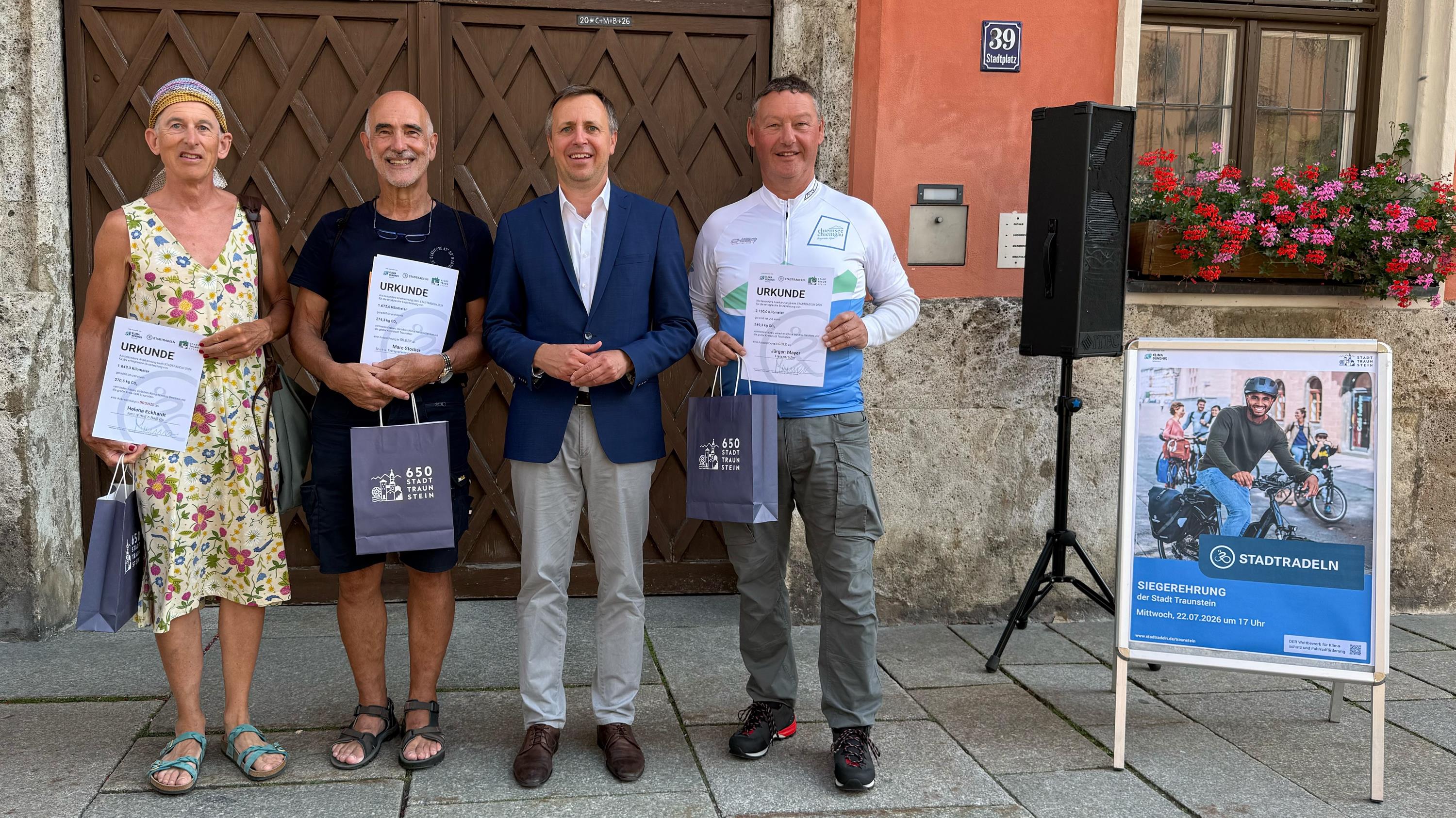 Gratulation den Gewinnern des Einzelradelns (von links): Helena Eckhardt, Marc Stocker, Oberbürgermeister Dr. Christian Hümmer und Jürgen Mayer.