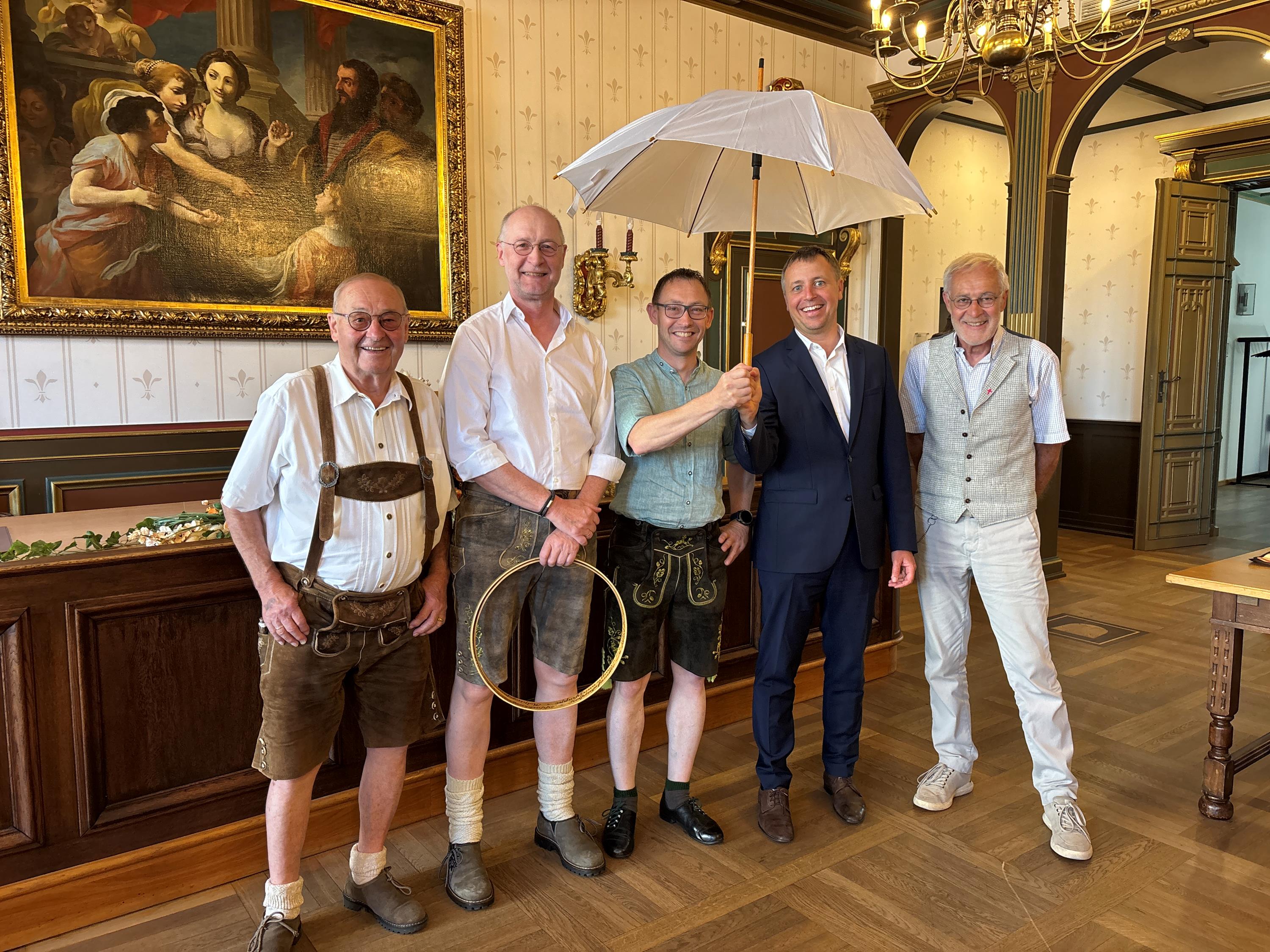 Unter einem guten Schirm: Die Traunsteiner Schäffler freuen sich über die Übernahme der Schirmherrschaft für die Tanzsaison 2027 durch den Traunstei-ner Oberbürgermeister. (Foto: Große Kreisstadt Traunstein)
