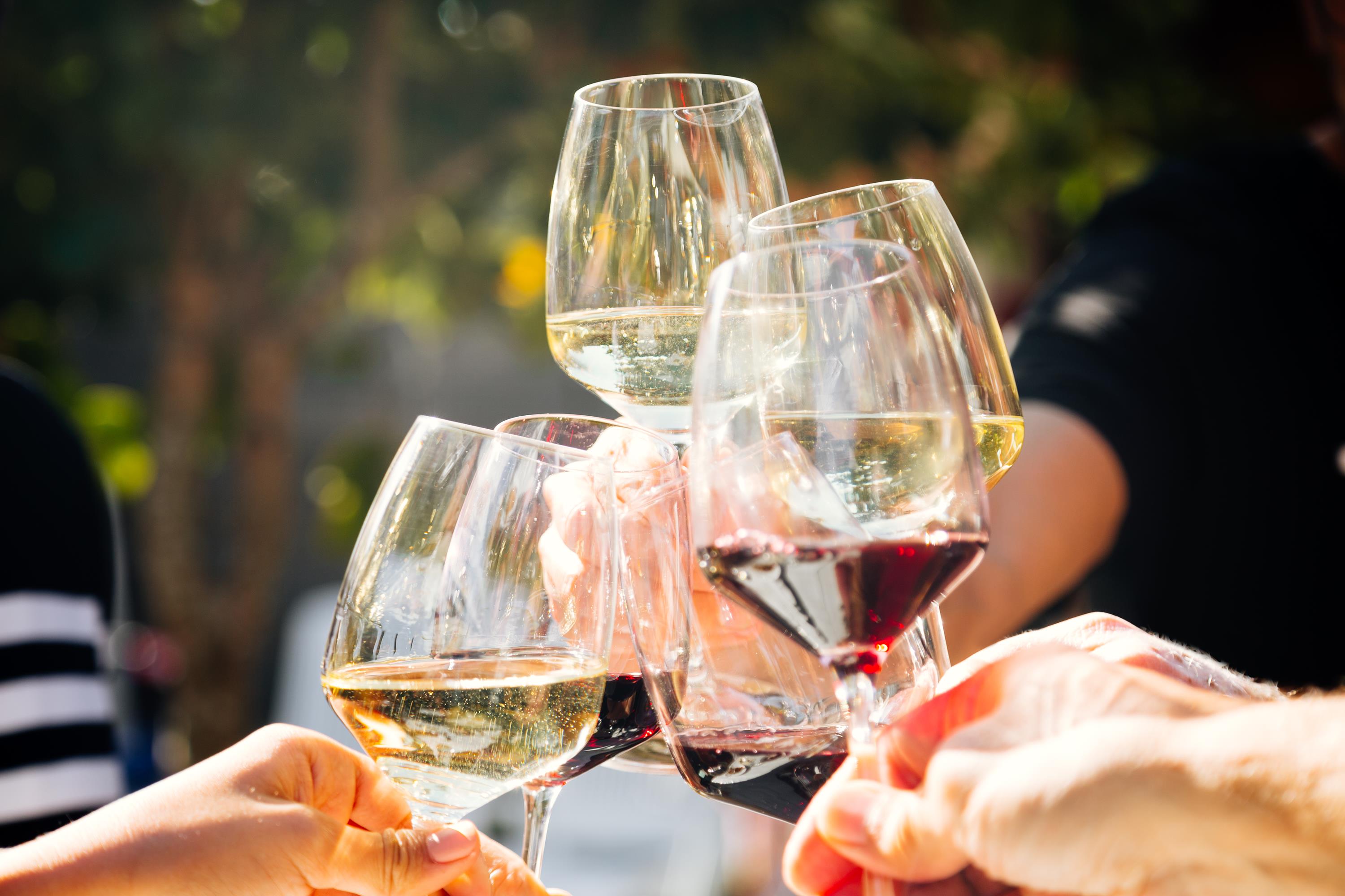 Wein Gläser anstoßen Weinfest iStock ASIFE