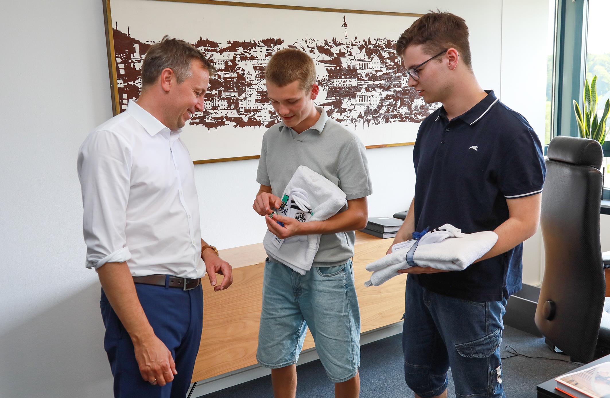 Für ihren großartigen Einsatz und der Teilnahme am Bundesfinale des Schülerwett-bewerbs „Jugend gründet“ gratulierte Traunsteins Oberbürgermeister Dr. Christian Hümmer (von links) Kyle Berg und Timo Thurmayr, die beide das Chiemgau-Gymnasium in Traunstein besuchen. (Foto: Große Kreisstadt Traunstein)